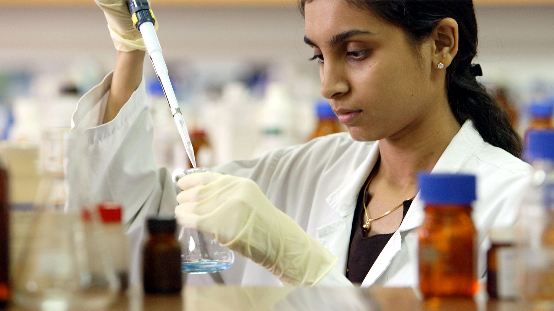 Eine Mitarbeiterin eines Pharmaunternehmens im indischen Bangalore bei der Arzneimittelherstellung