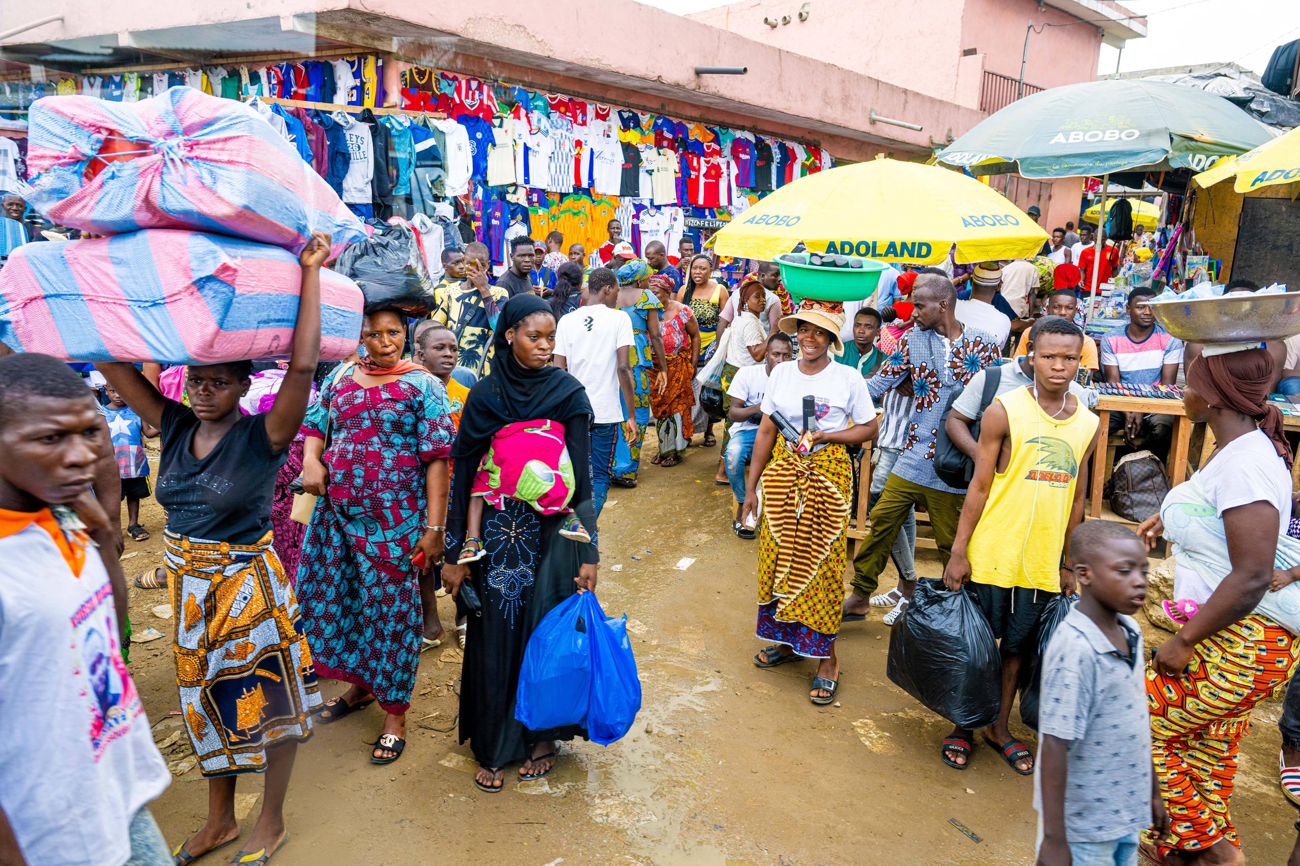 Menschen auf einem belebten Marktplatz in Abidjan