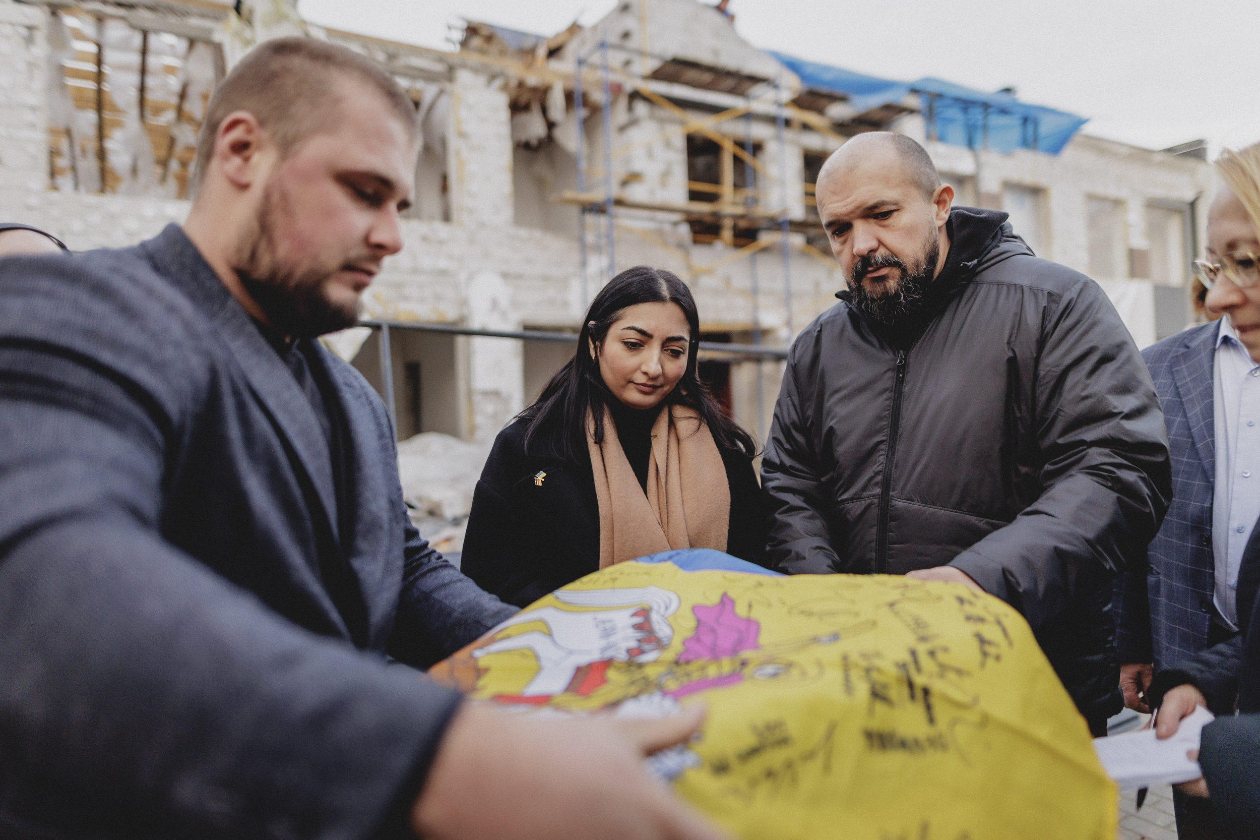 Reem Alabali Radovan (SPD), Bundesministerin für wirtschaftliche Zusammenarbeit und Entwicklung, aufgenommen im Rahmen des Besuches eines zerstörten Wohnviertels im Kyjiwer Oblast.