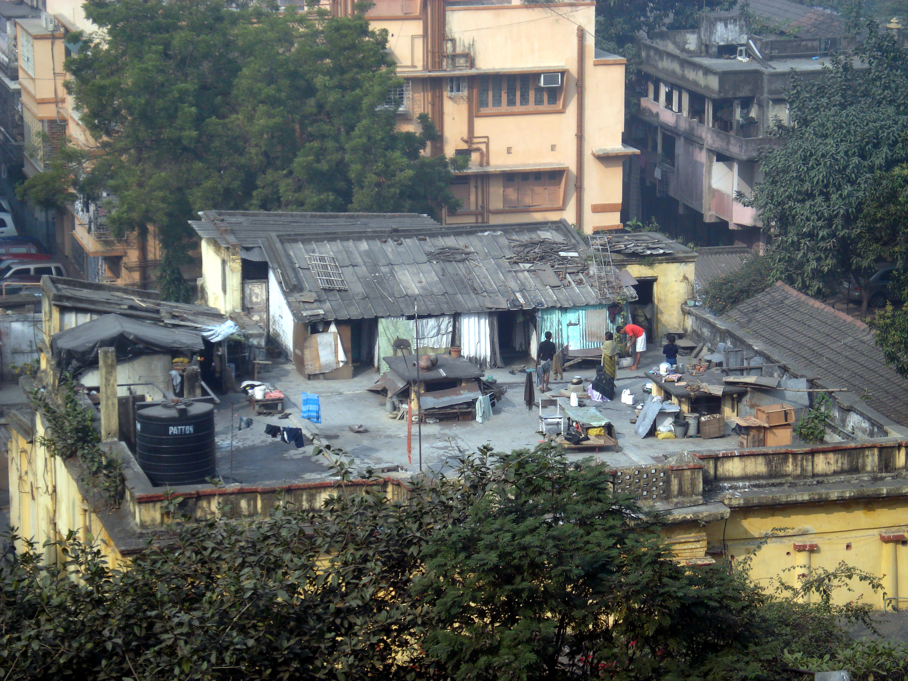 Passanten in einem Slum in Neu-Delhi, Indien, in dem die Bevölkerung hauptsächlich vom Müllsammeln lebt.