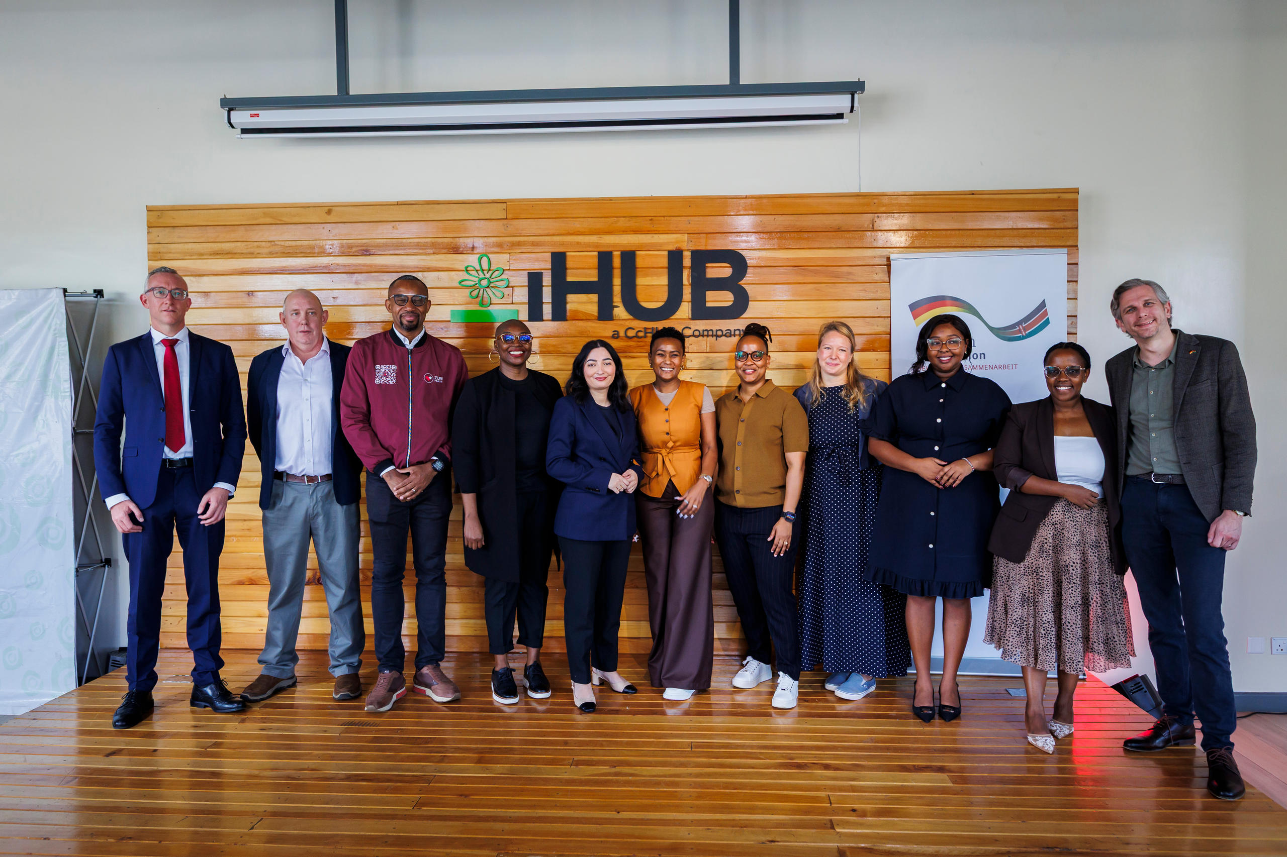 Foto von mehreren Menschen, die nebeneinander stehen.