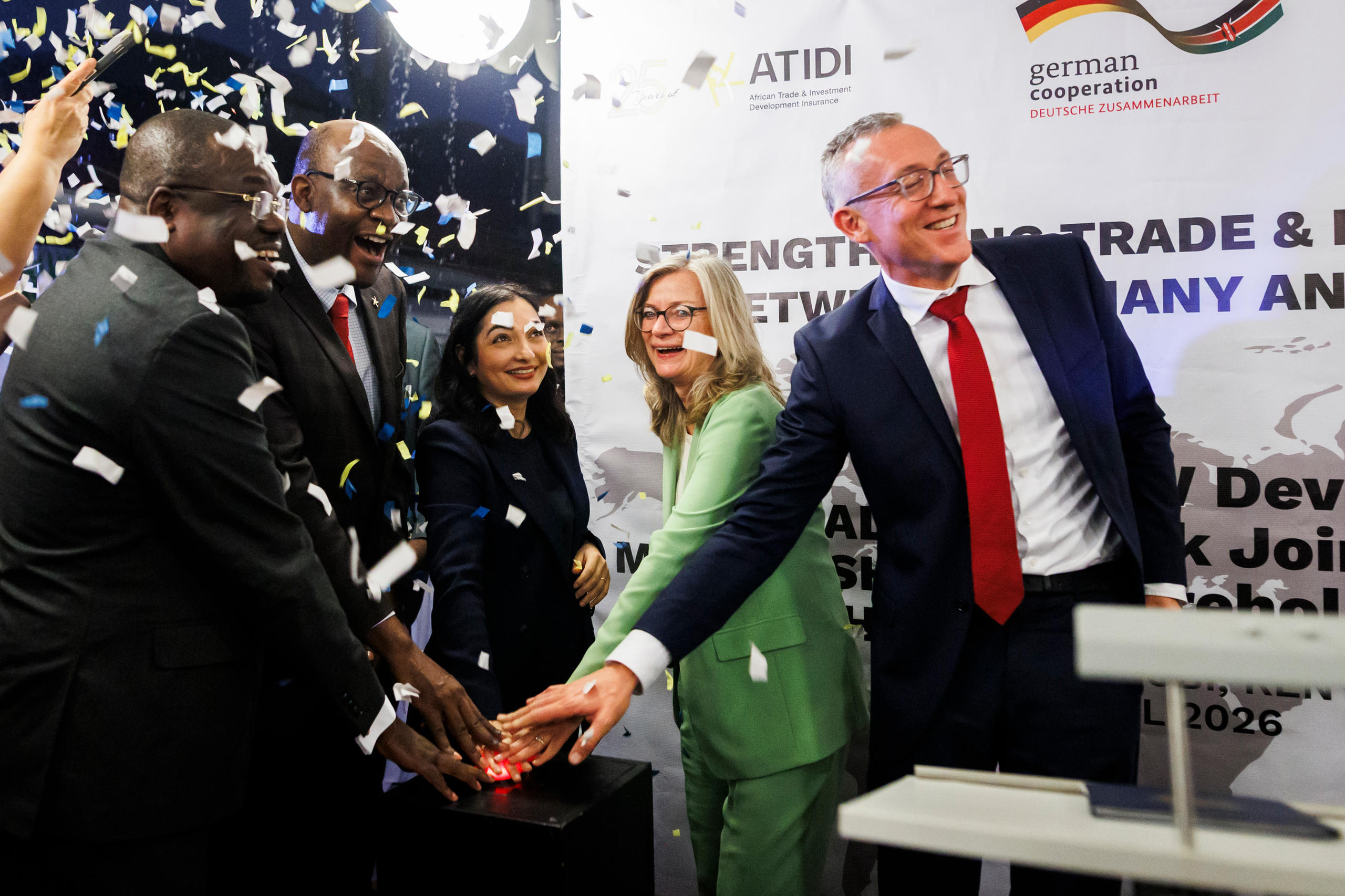 Foto von zwei Frauen und drei Männern bei einer Feier.