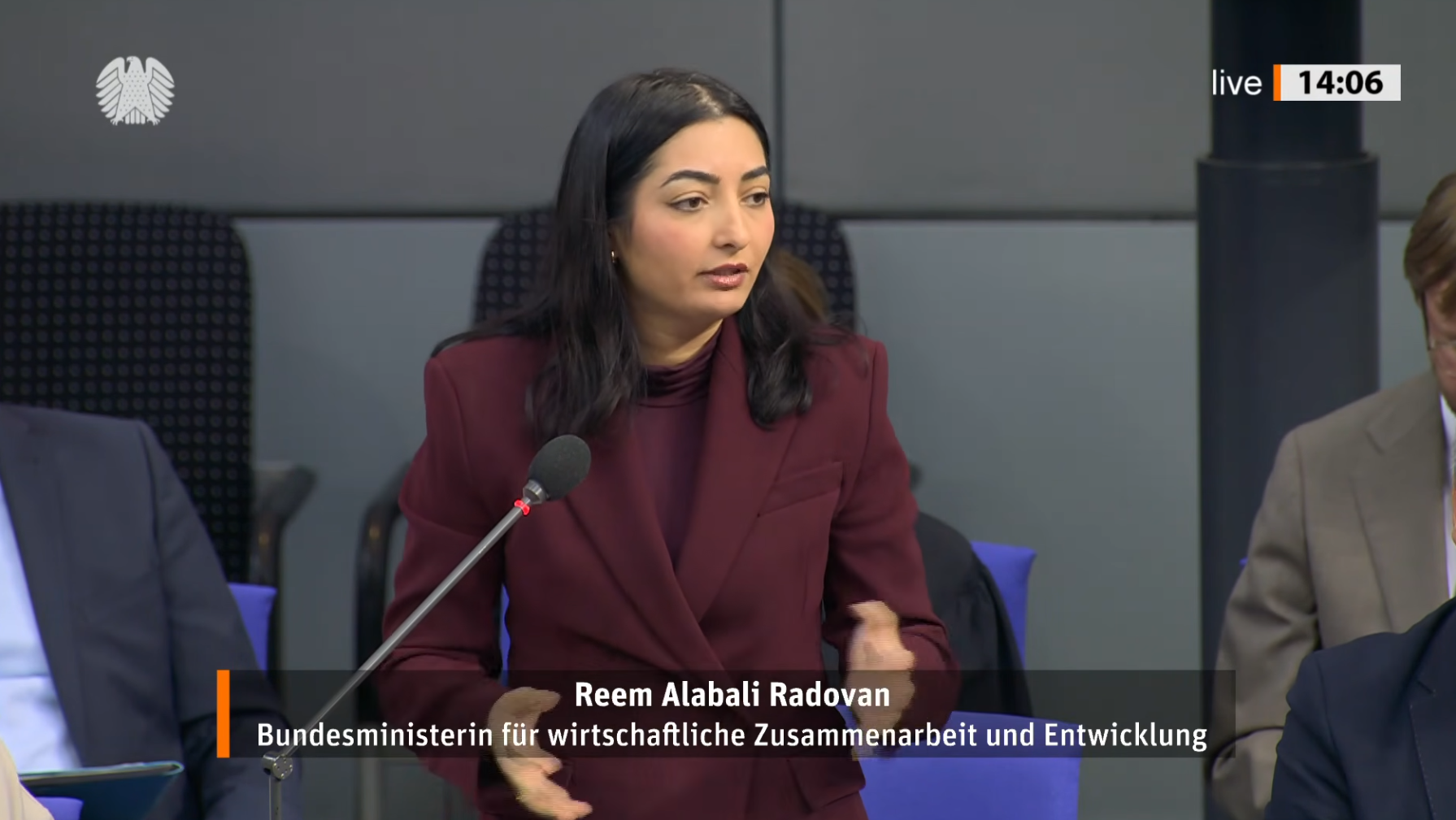 Reem Alabali Radovan am Rednerpult