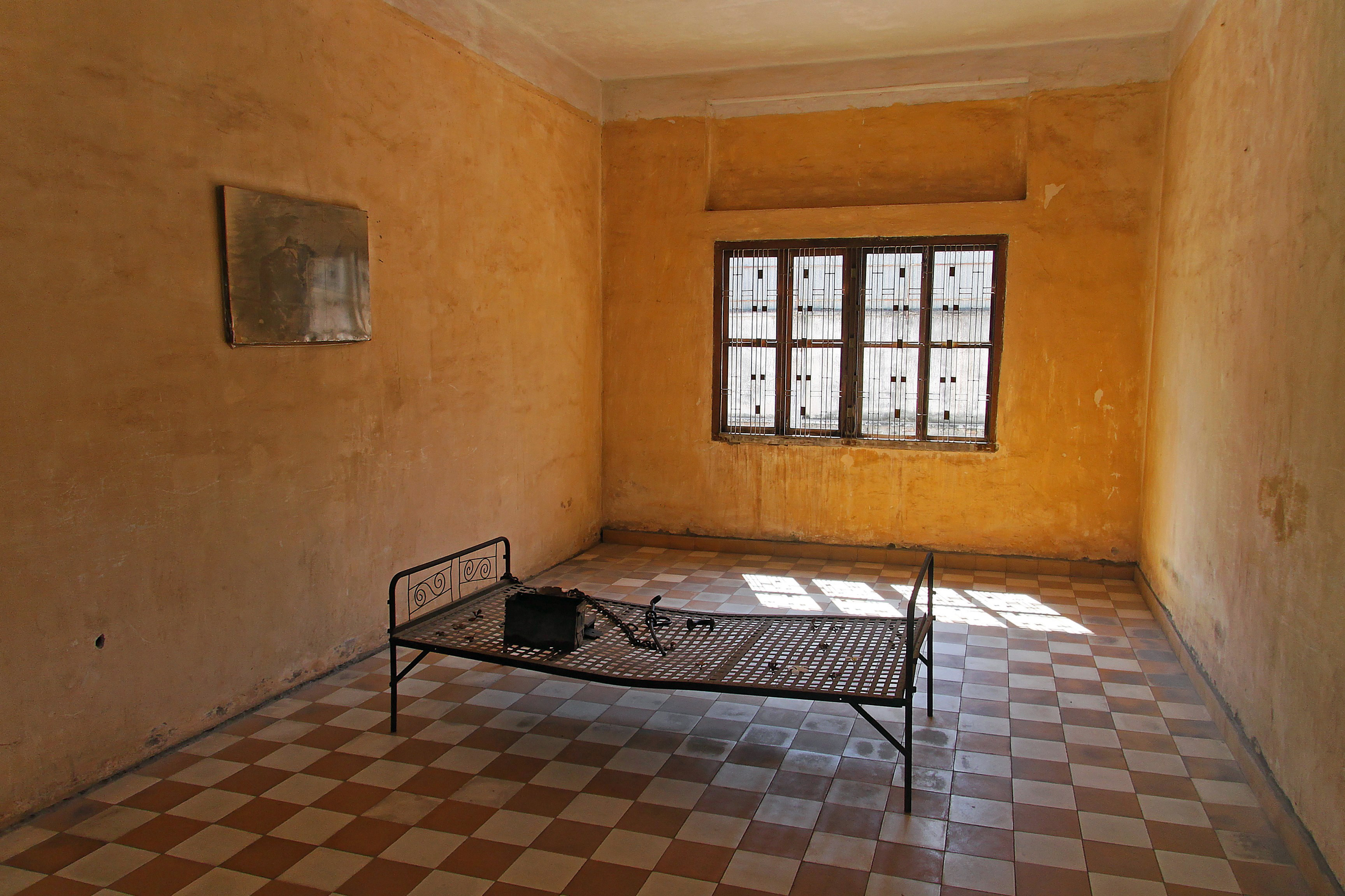 Folterkammer in Tuol Sleng, einer ehemaligen Schule in Phnom Penh, die von den Roten Khmer zu einem "Umerziehungslager" umfunktioniert wurde. Von den etwa 20.000 Gefangenen haben nur sechs oder sieben überlebt. Heute ist Tuol Sleng ein Museum und Mahnmal gegen den Genozid.