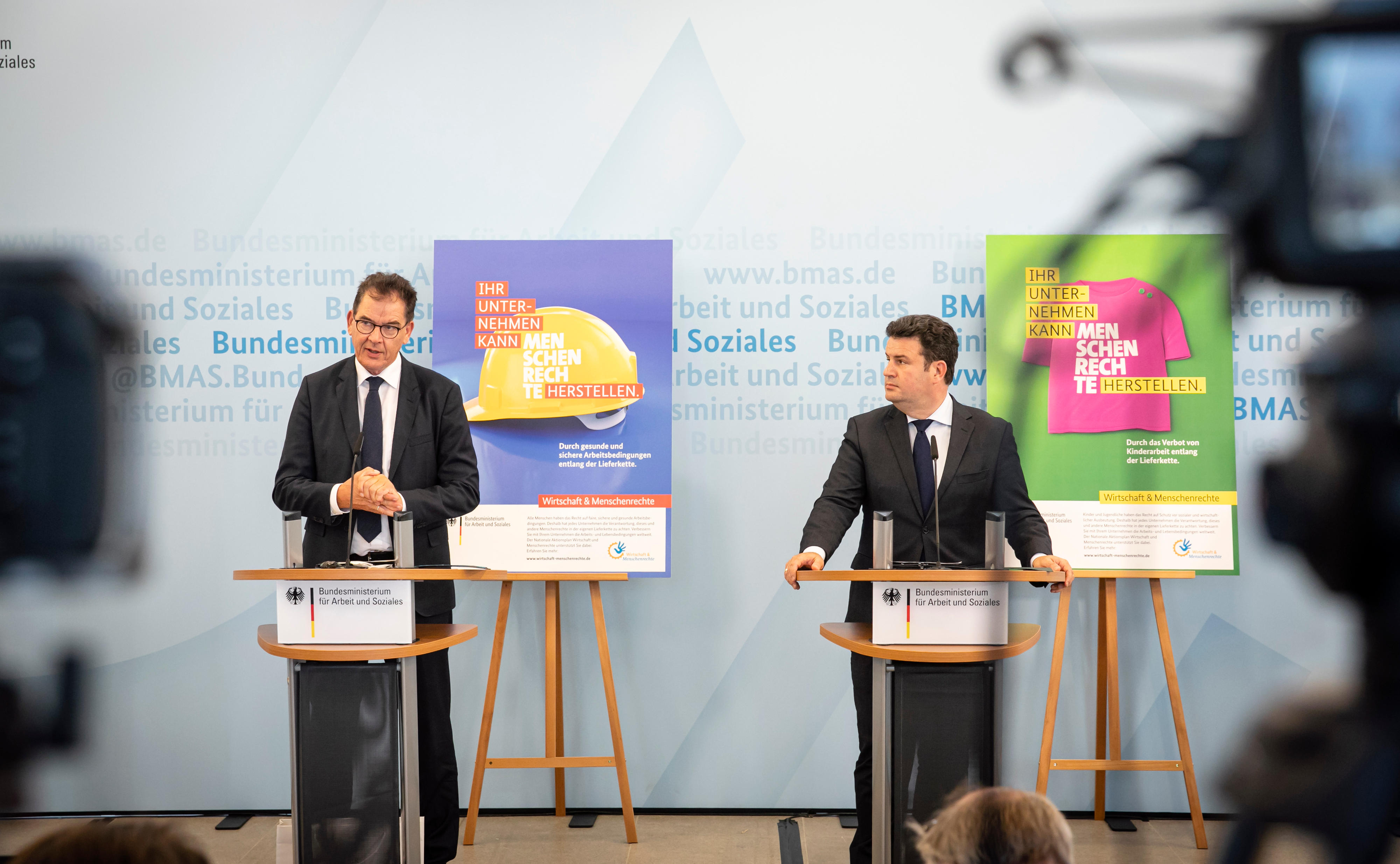 Bun­des­ent­wick­lungs­mi­nis­ter Gerd Mül­ler und Bun­des­ar­beits­mi­nis­ter Hu­ber­tus Heil wäh­rend der Pres­se­kon­fe­renz zum Na­tio­na­len Ak­ti­ons­plan Wirt­schaft und Men­schen­rech­te am 14. Ju­li 2020 in Ber­lin