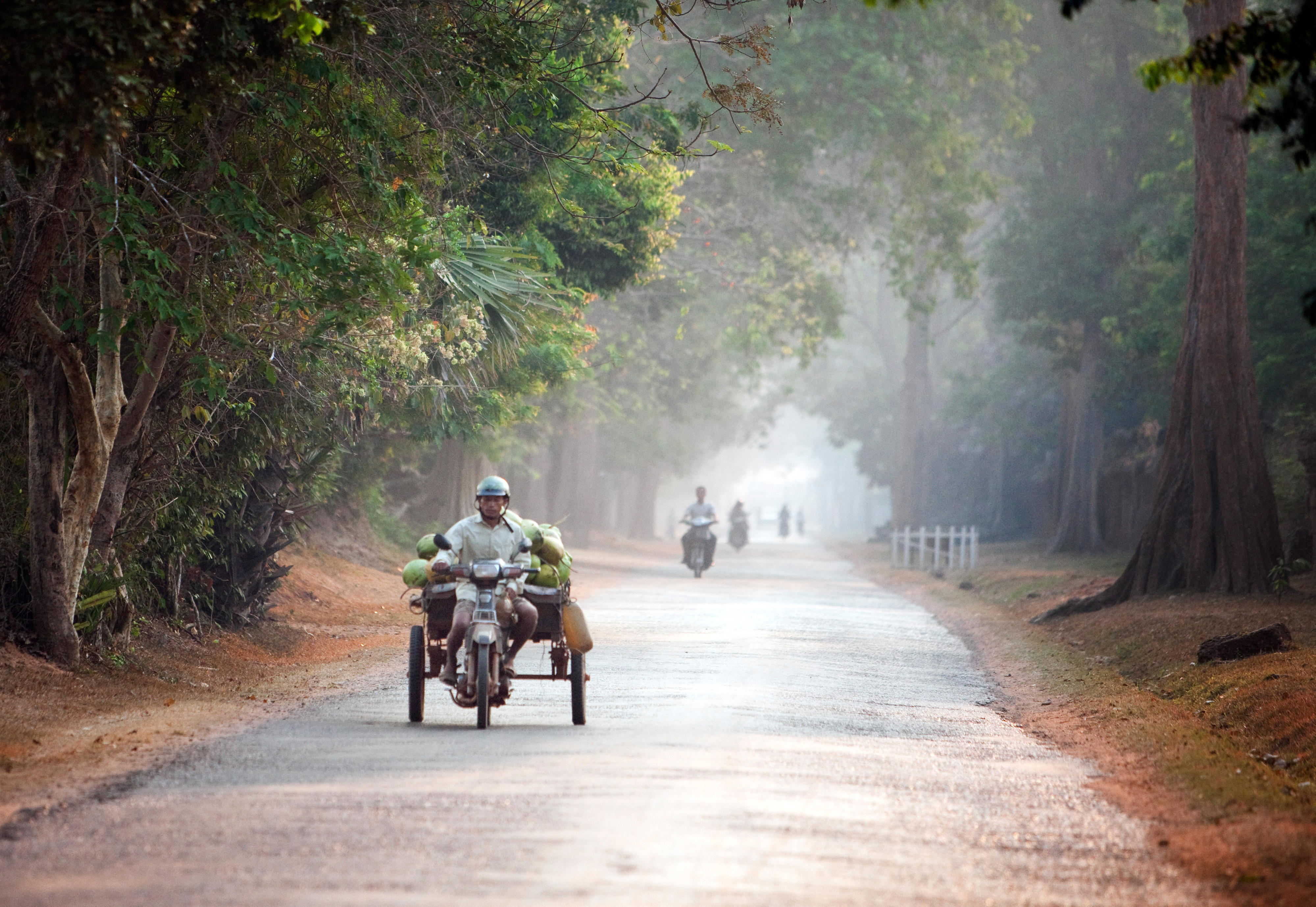 Motorradfahrer auf einer Straße in Siem Reap, Kambodscha