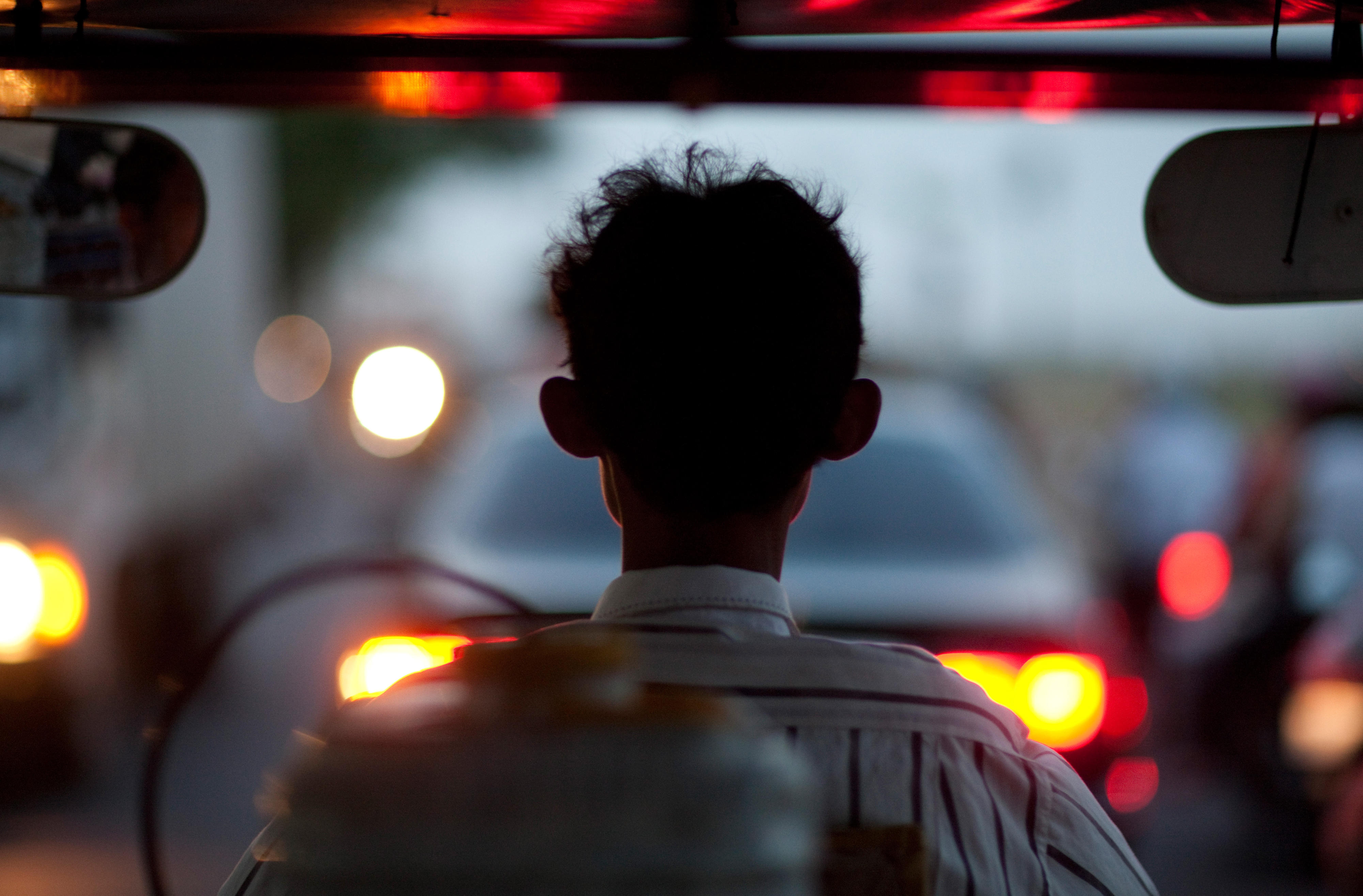 Fahrer eines Tuk Tuks (motorisierte Rikscha) in Phnom Penh, Kambodscha