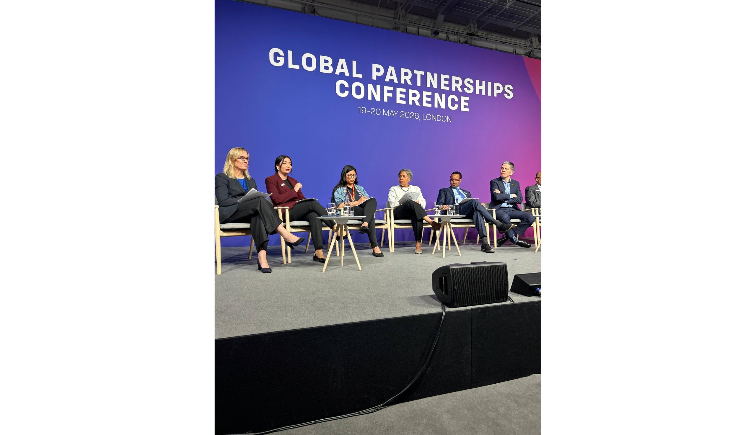 Foto von sechs Menschen auf einem Panel.