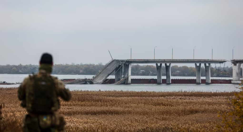 Eine zerstörte Brücke über einem Fluss. 