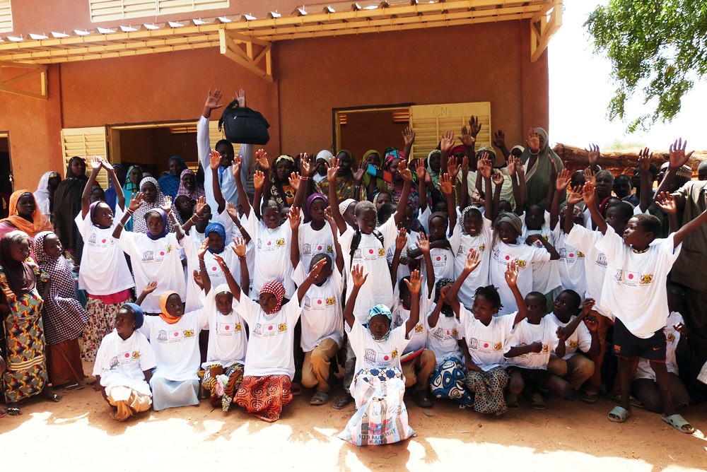 Gruppenbild mir rund 50 Teilnehmerinnen eines Pilotprojekts zur Verbesserung der Bildungschancen für Mädchen in der Region Torodi in Niger