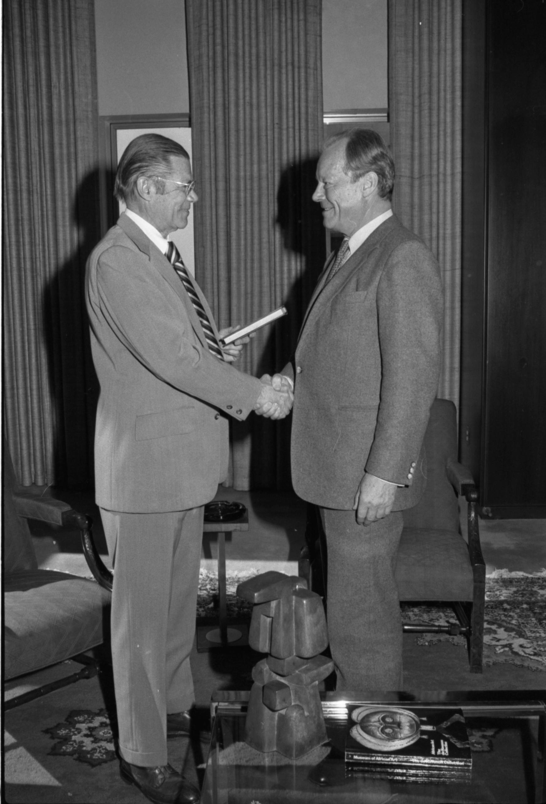 Foto of two men shaking hands.