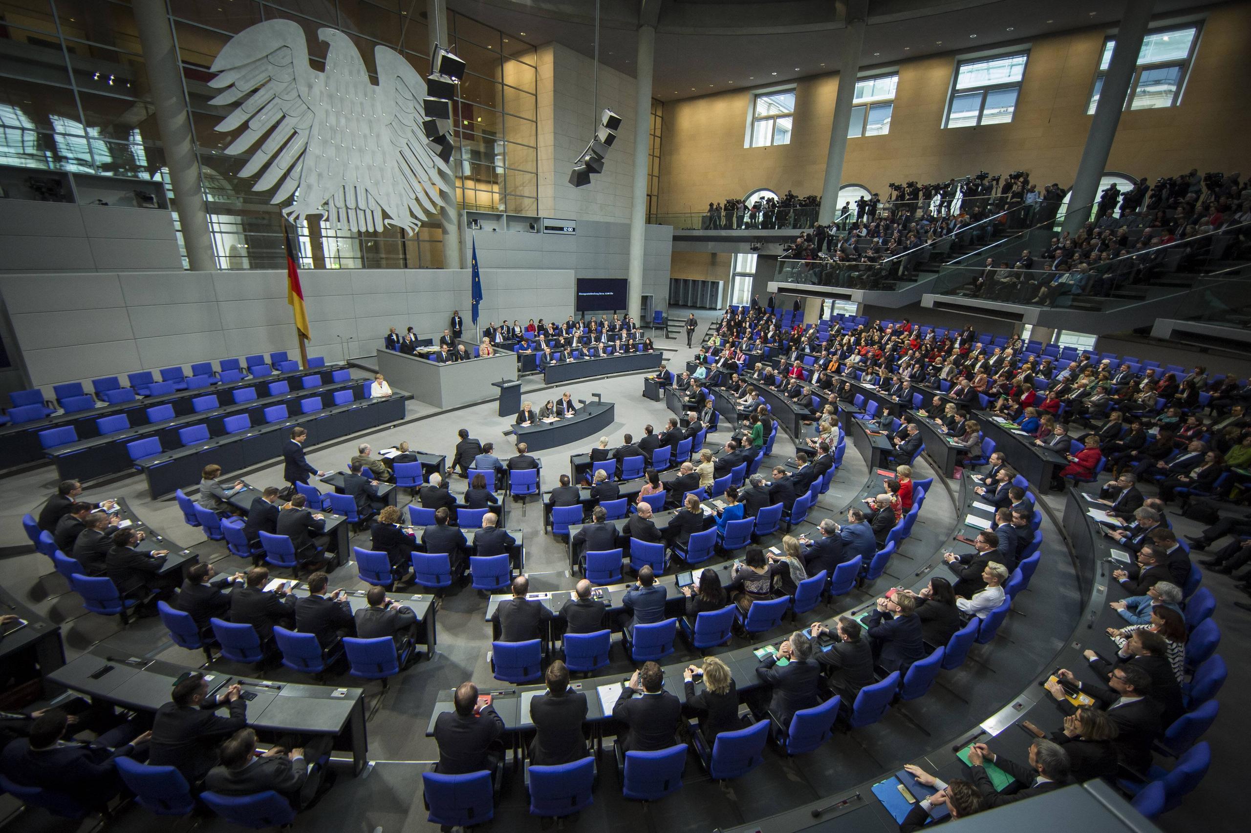 Vollbesetzter Plenarsaal des Bundestags.