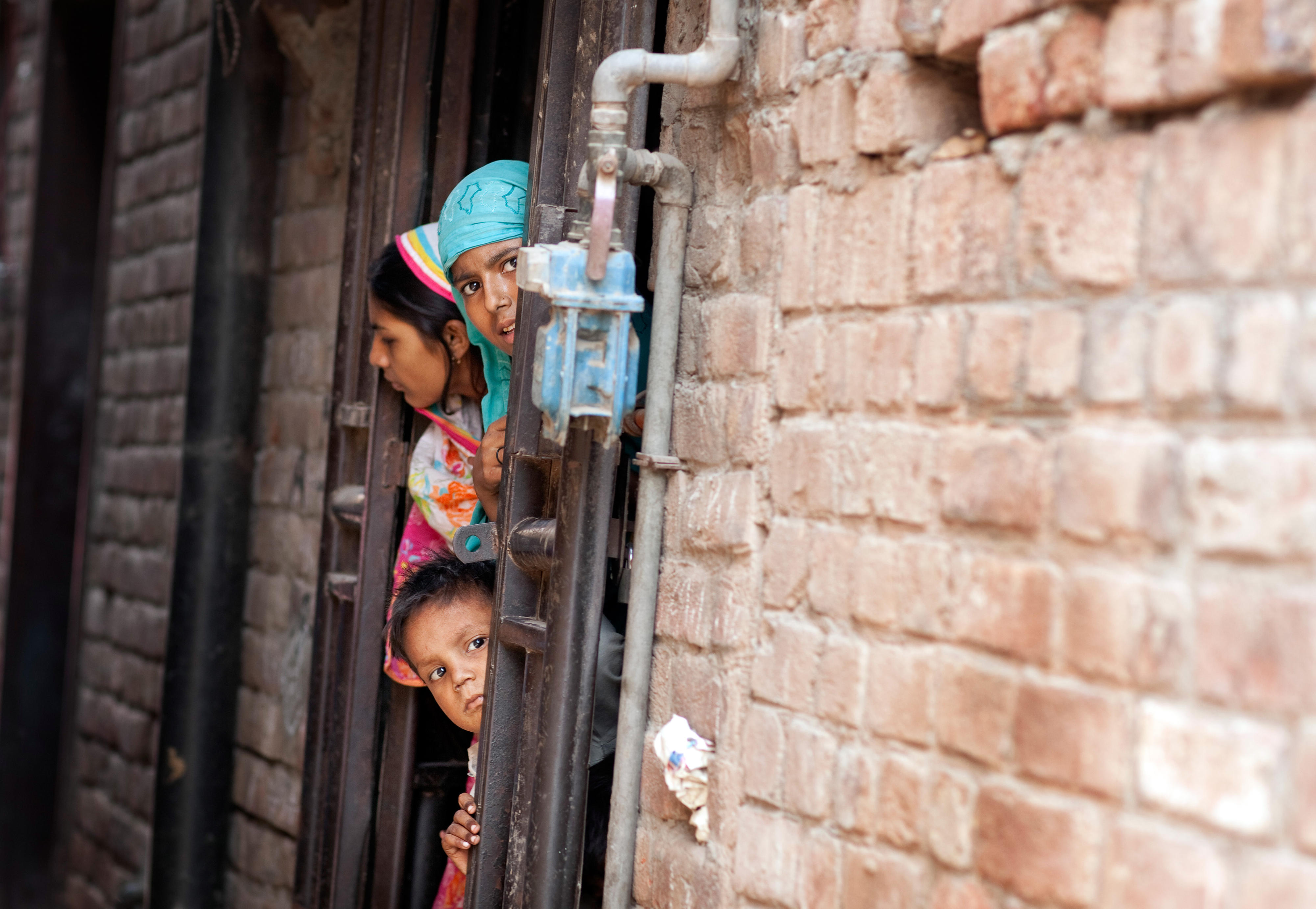 Menschen in einem Armenviertel in Lahore, Pakistan