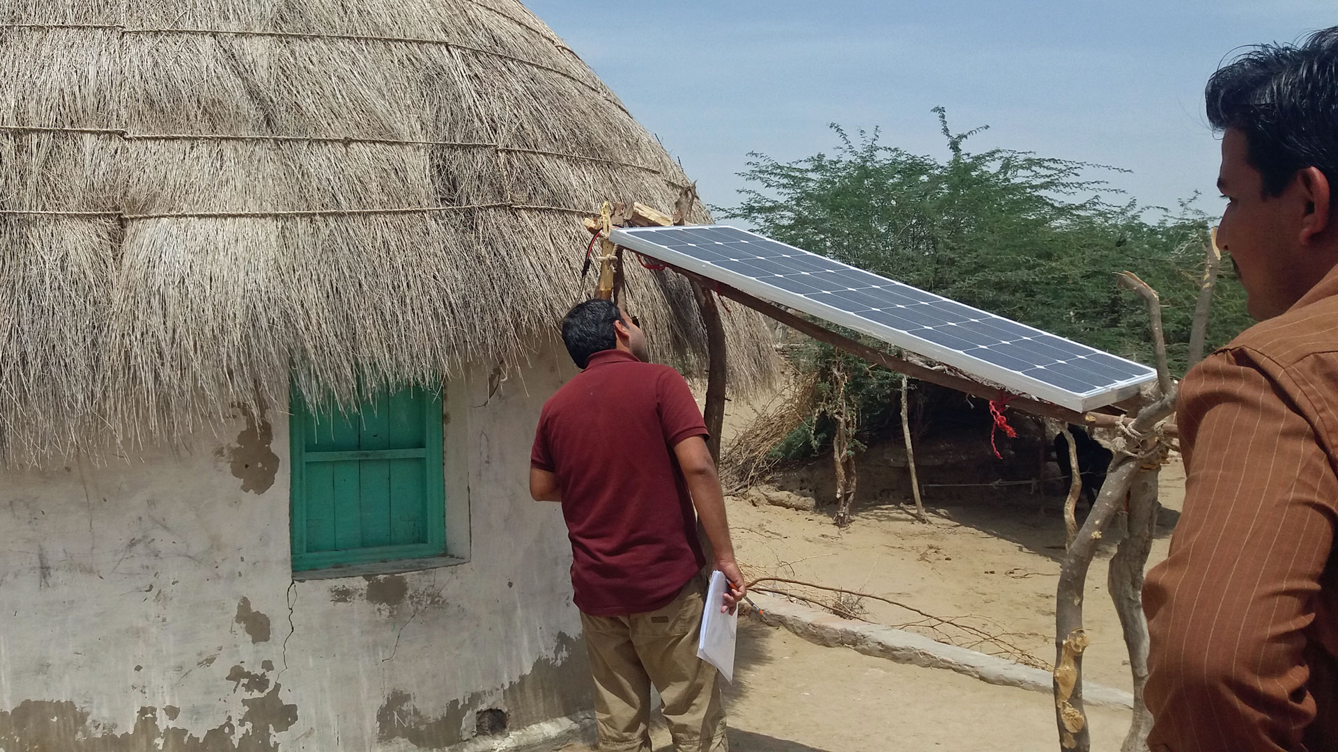 Mit Unterstützung der GIZ werden in Sindh, Pakistan, Solaranlagen installiert.