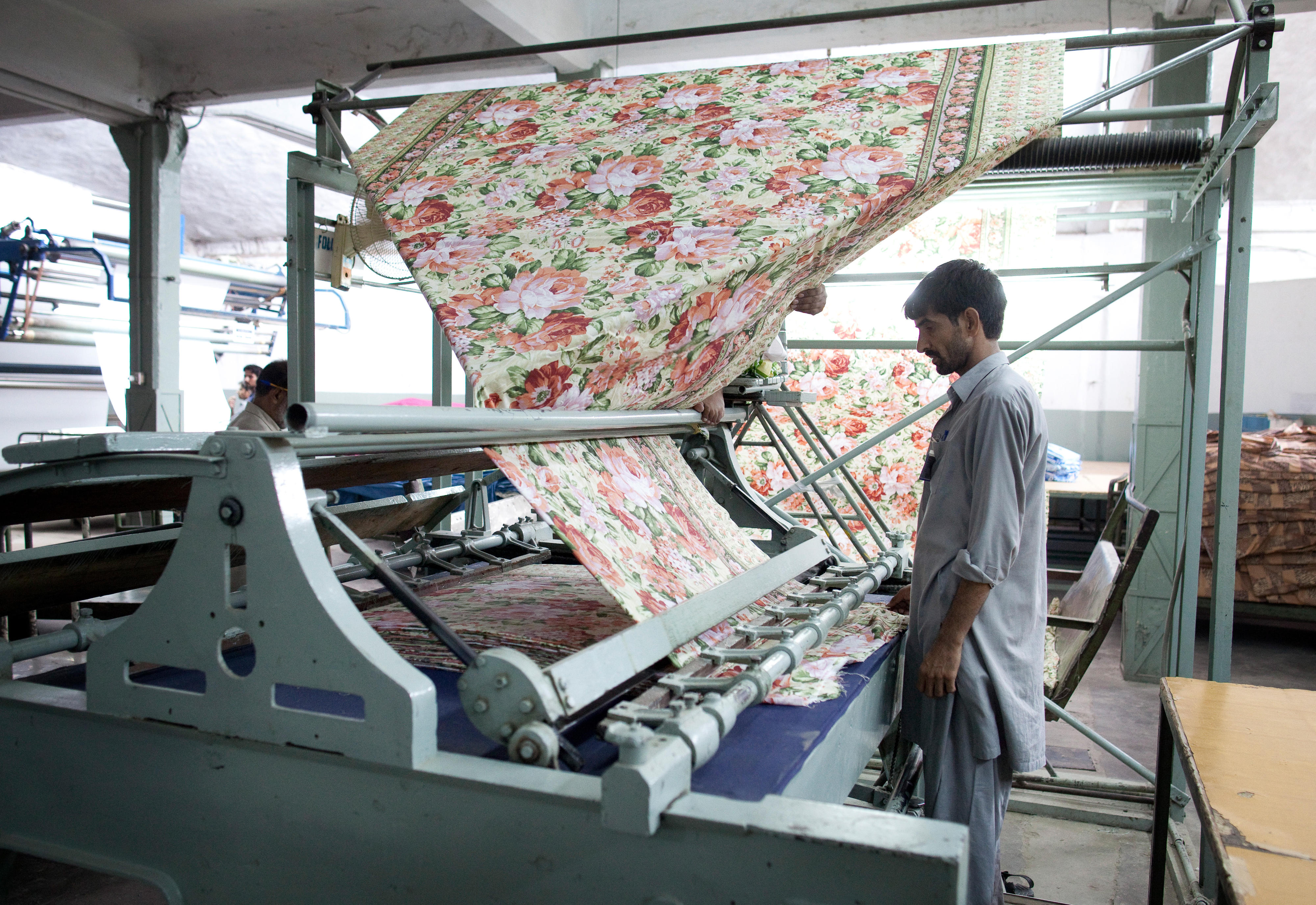 Das Textilunternehmen Crescent Textile Mills in Faisalabad, Pakistan, stellt aus Rohbaumwolle Garne und Stoffe her.