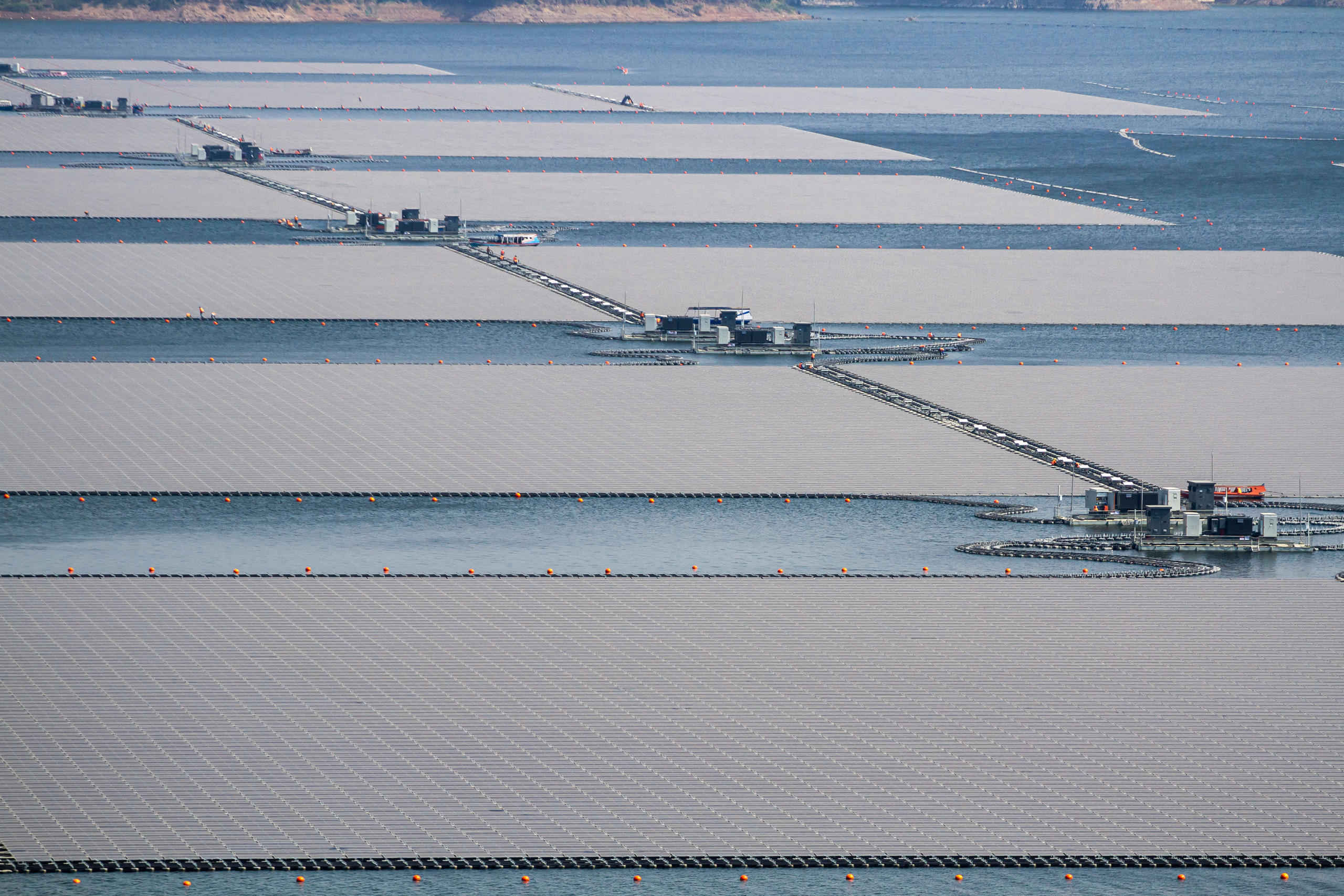 Schwimmende Solaranlage auf einem See