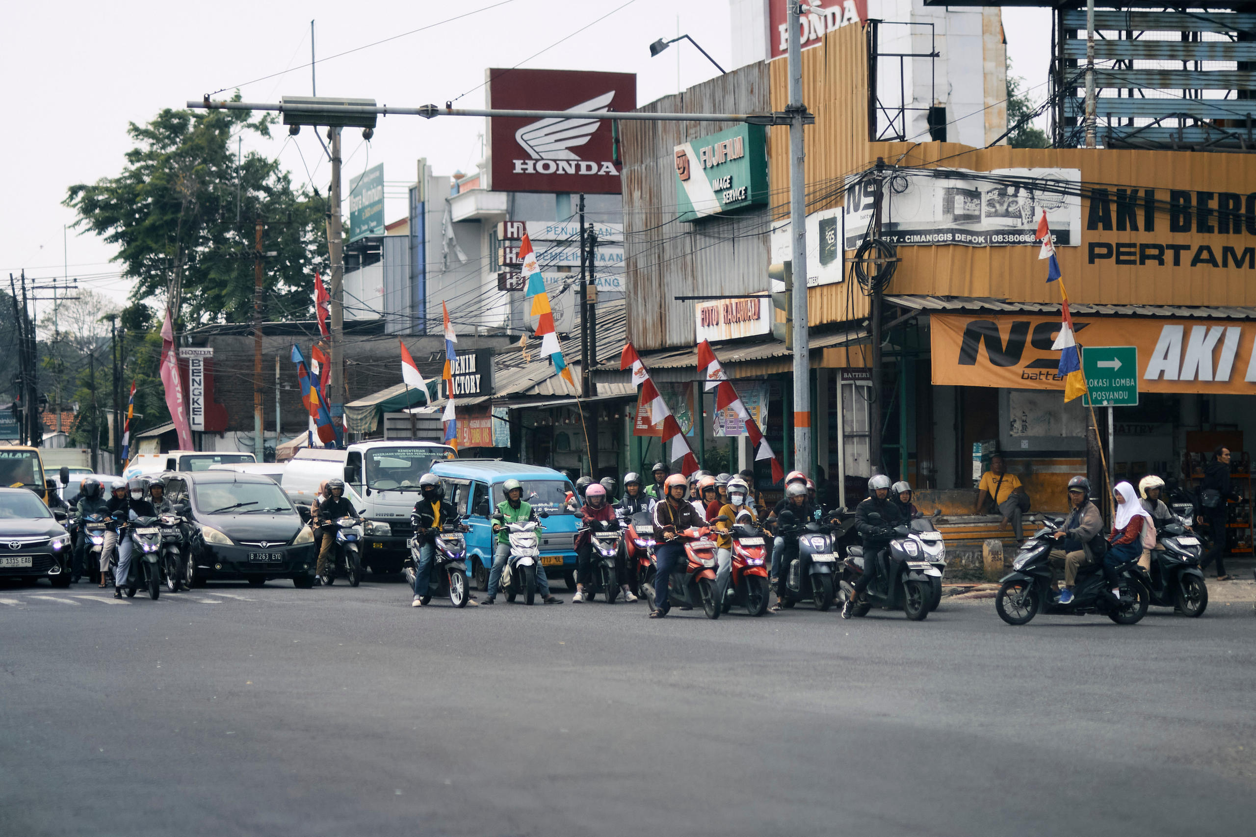 Strasse mit Autos und Motorrädern in Indonesien