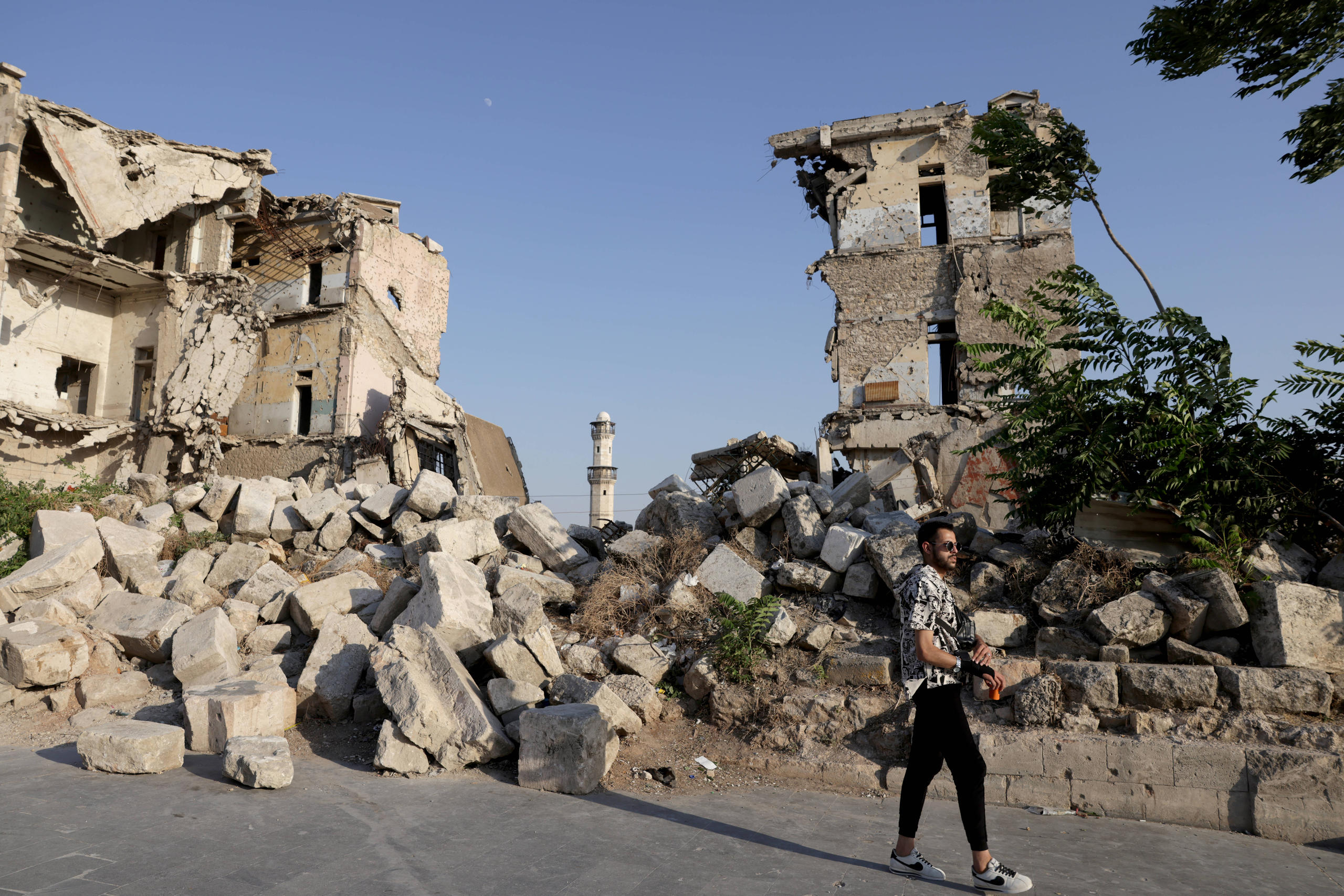Geflüchtete kehren zu einer Ruine in Syrien zurück
