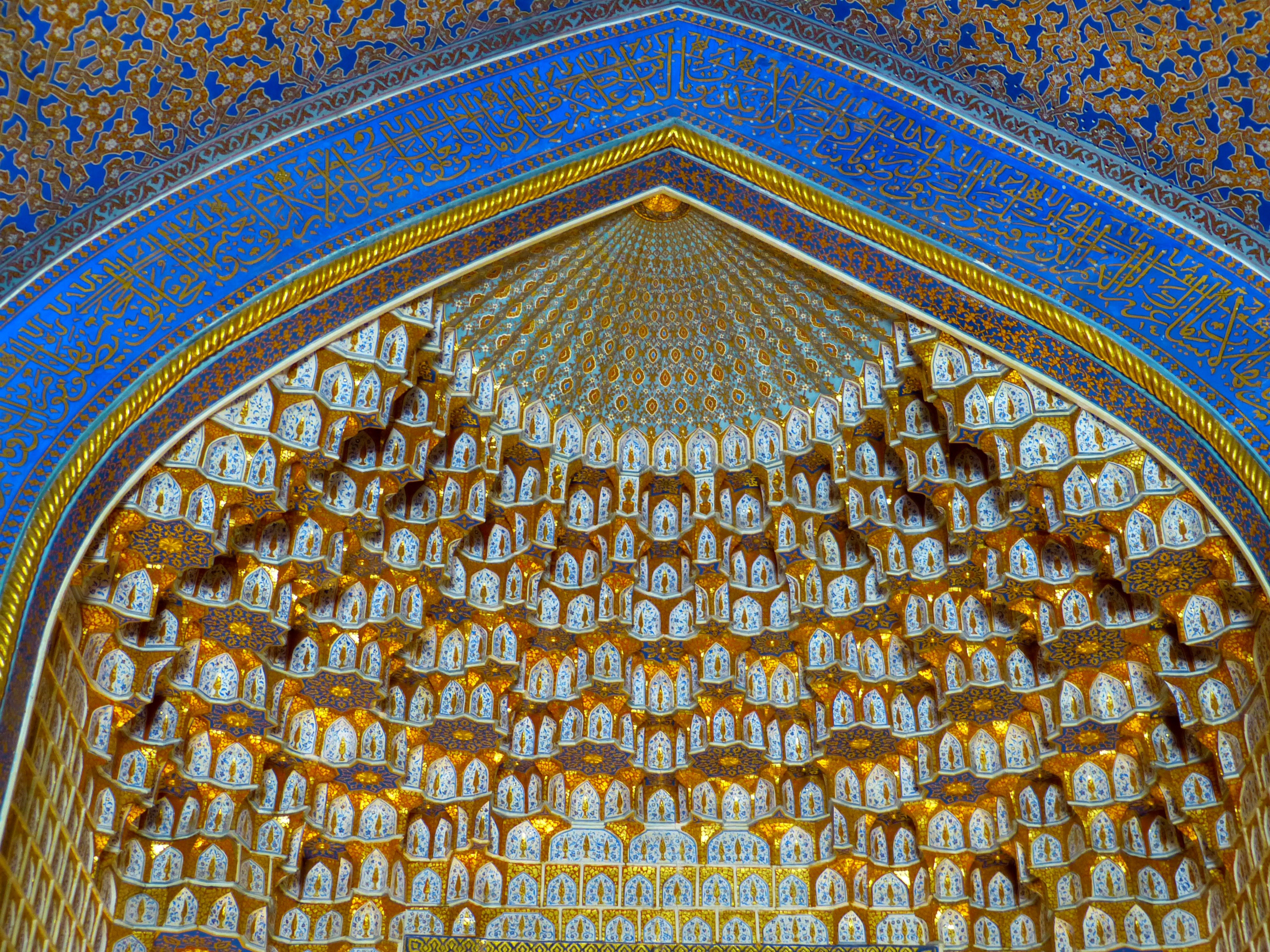Detail der Tillakori Medrese in Samarkand, einer islamischen Hochschule aus dem 17. Jahrhundert. Das Gebäude wurde lange als Moschee benutzt. 