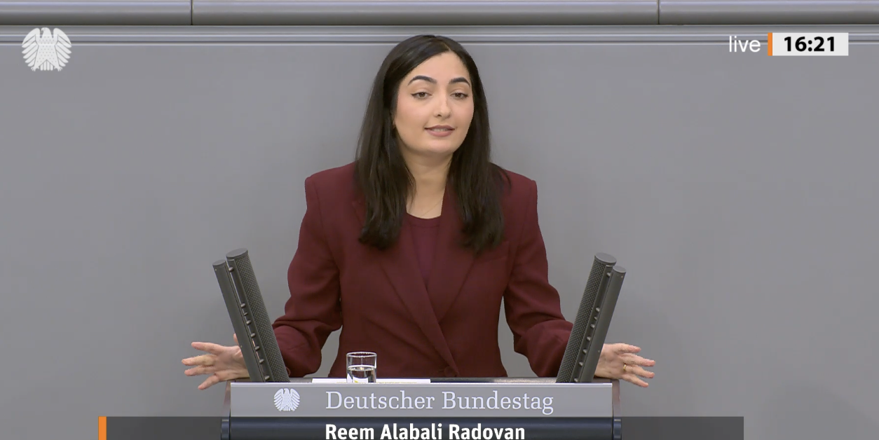 Reem Alabali Radovan spricht am Rednerpult des Deutschen Bundestages