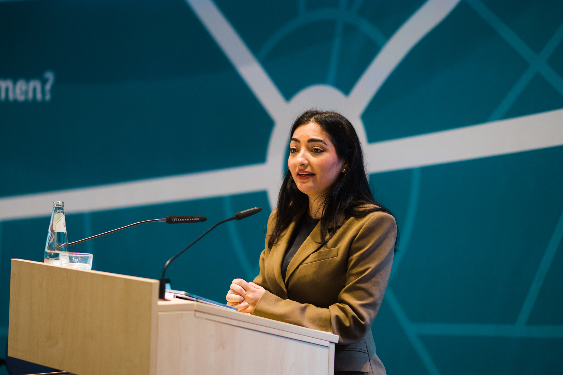 Bundesentwicklungsministerin Reem Alabali Radovan am Rednerpult