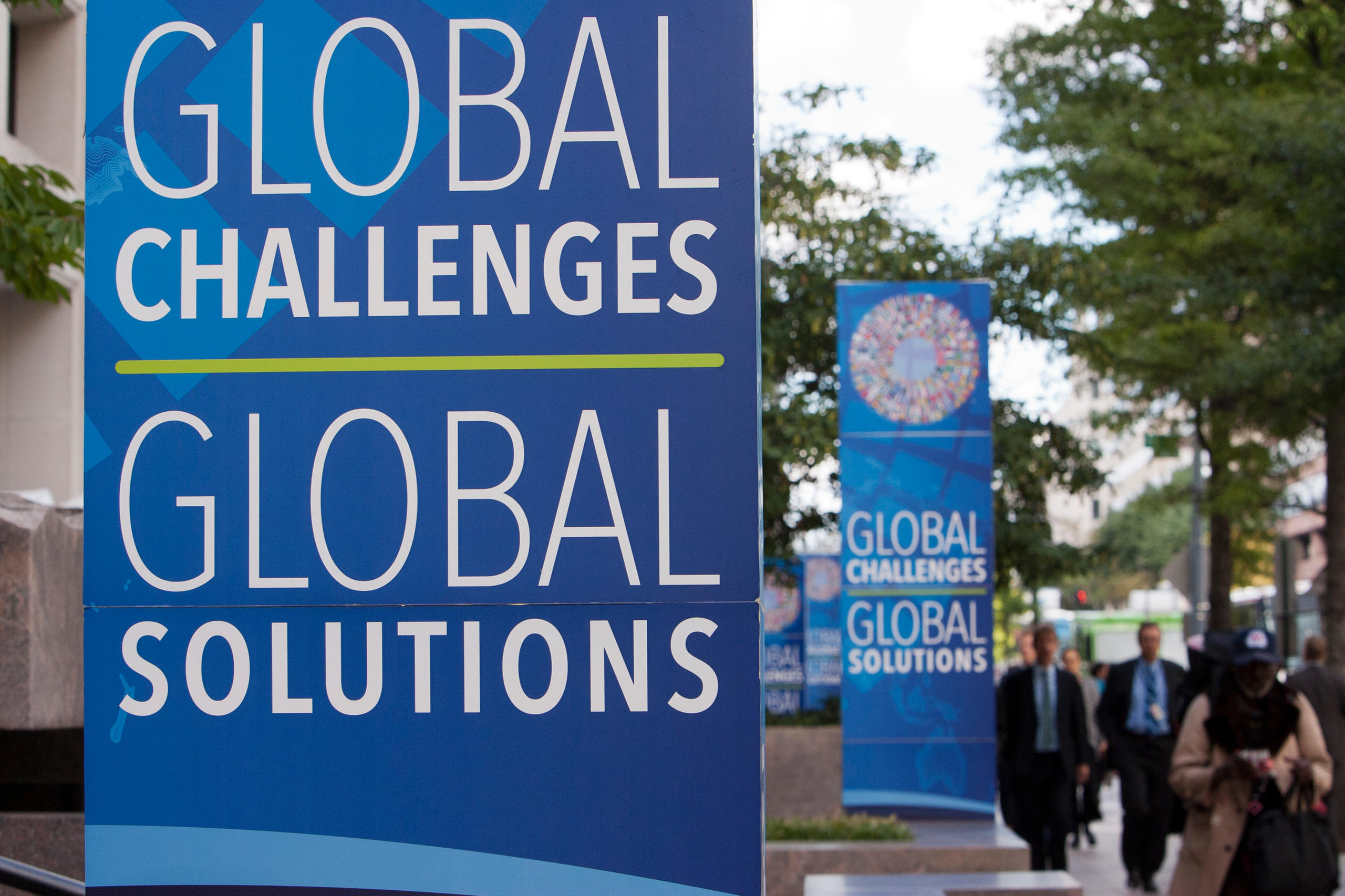 Plakat mit Slogan "Global Challenges Global Solutions"