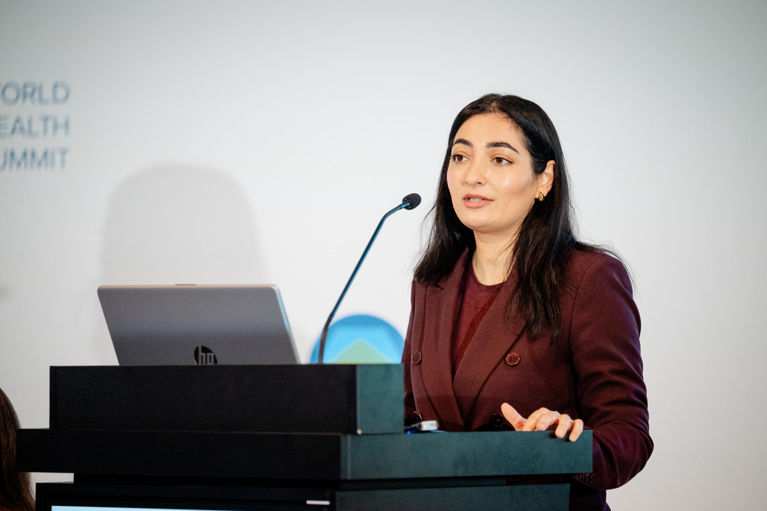 Reem Alabali Radovan hält eine Rede.