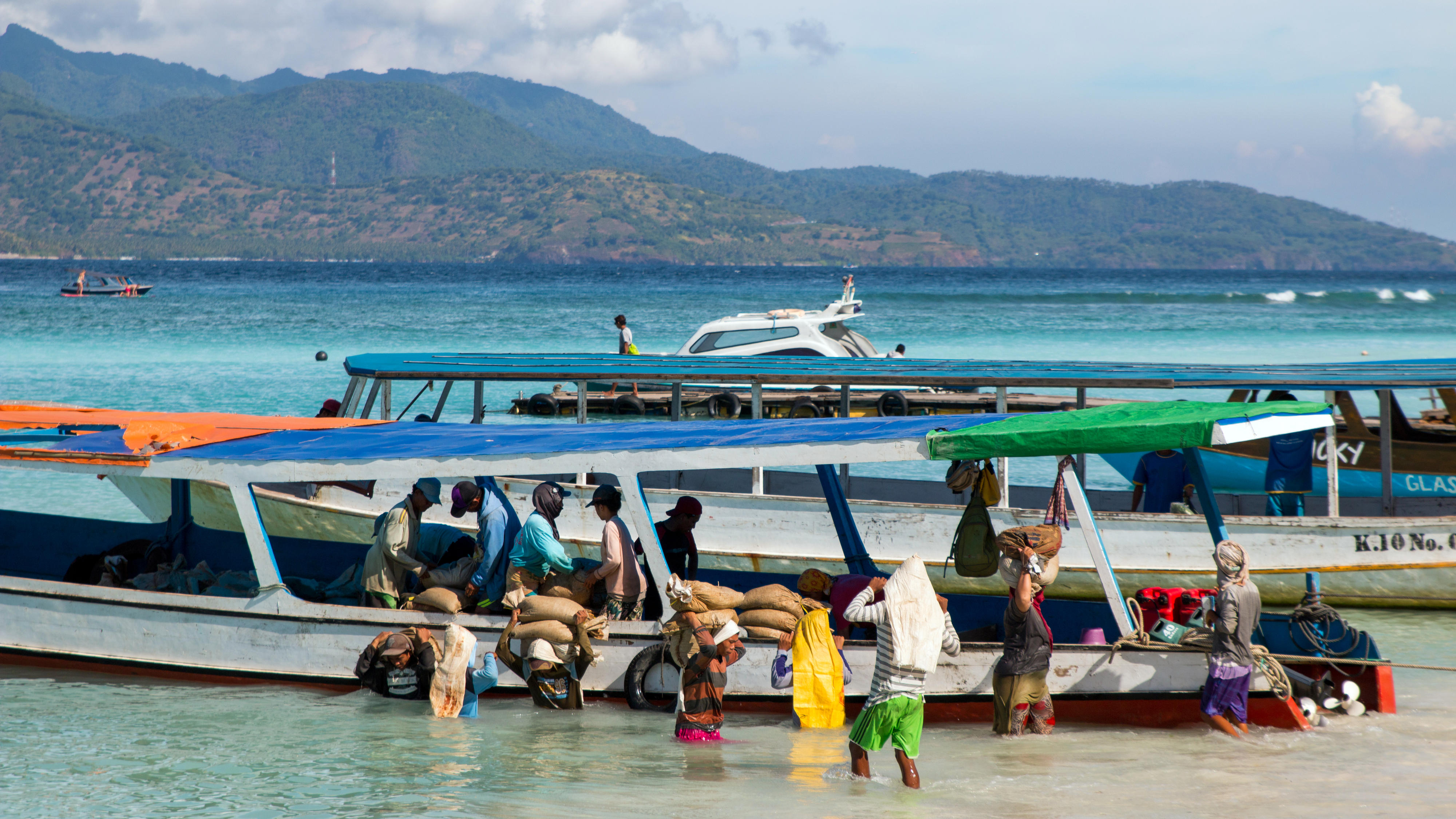 Entladen von Transportbooten auf der Insel Gili Trawangan, Indonesien