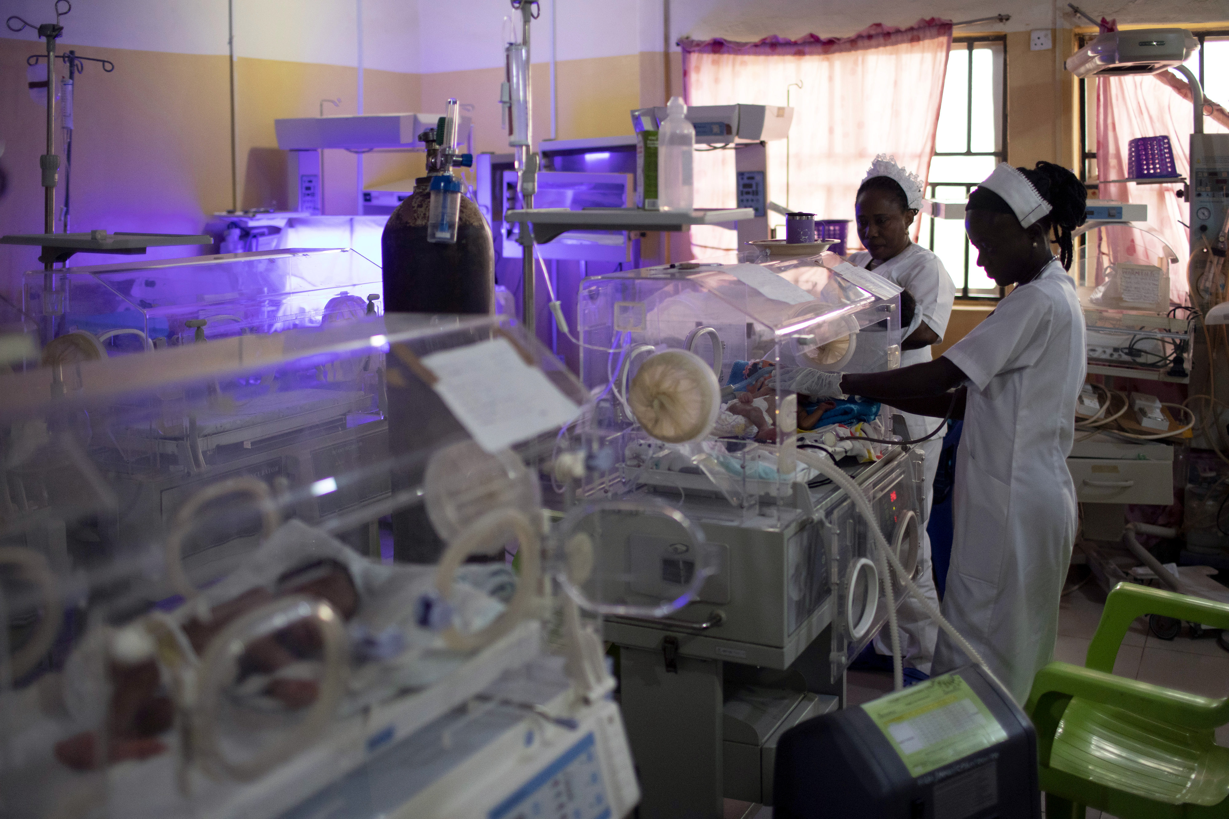 Zu früh geborenes Kind in einer Neugeborenenstation im Nyangya General Hospital in Nigeria