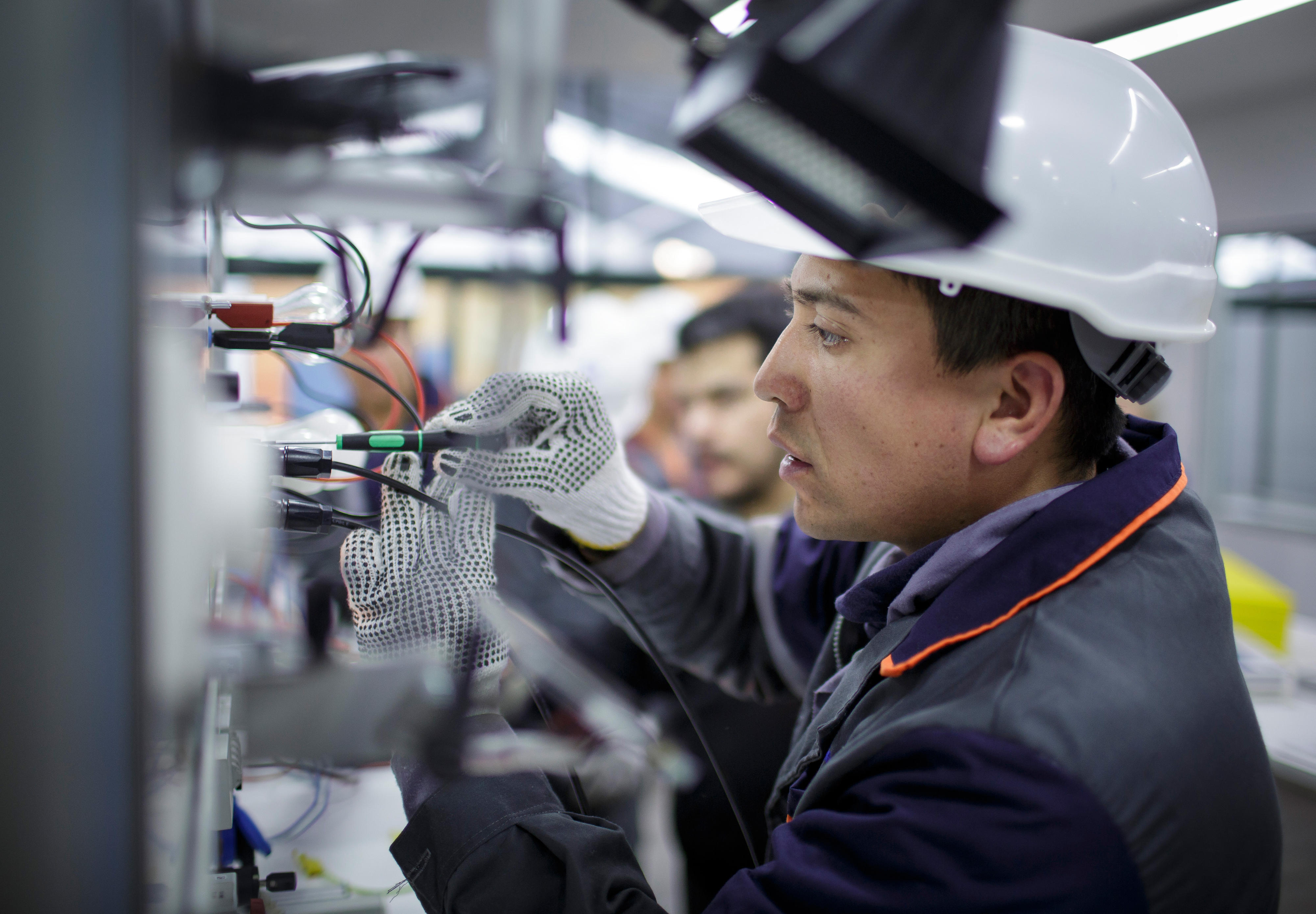 A training class in the ProAndres training centre for the training as solar technician in Santiago de Chile