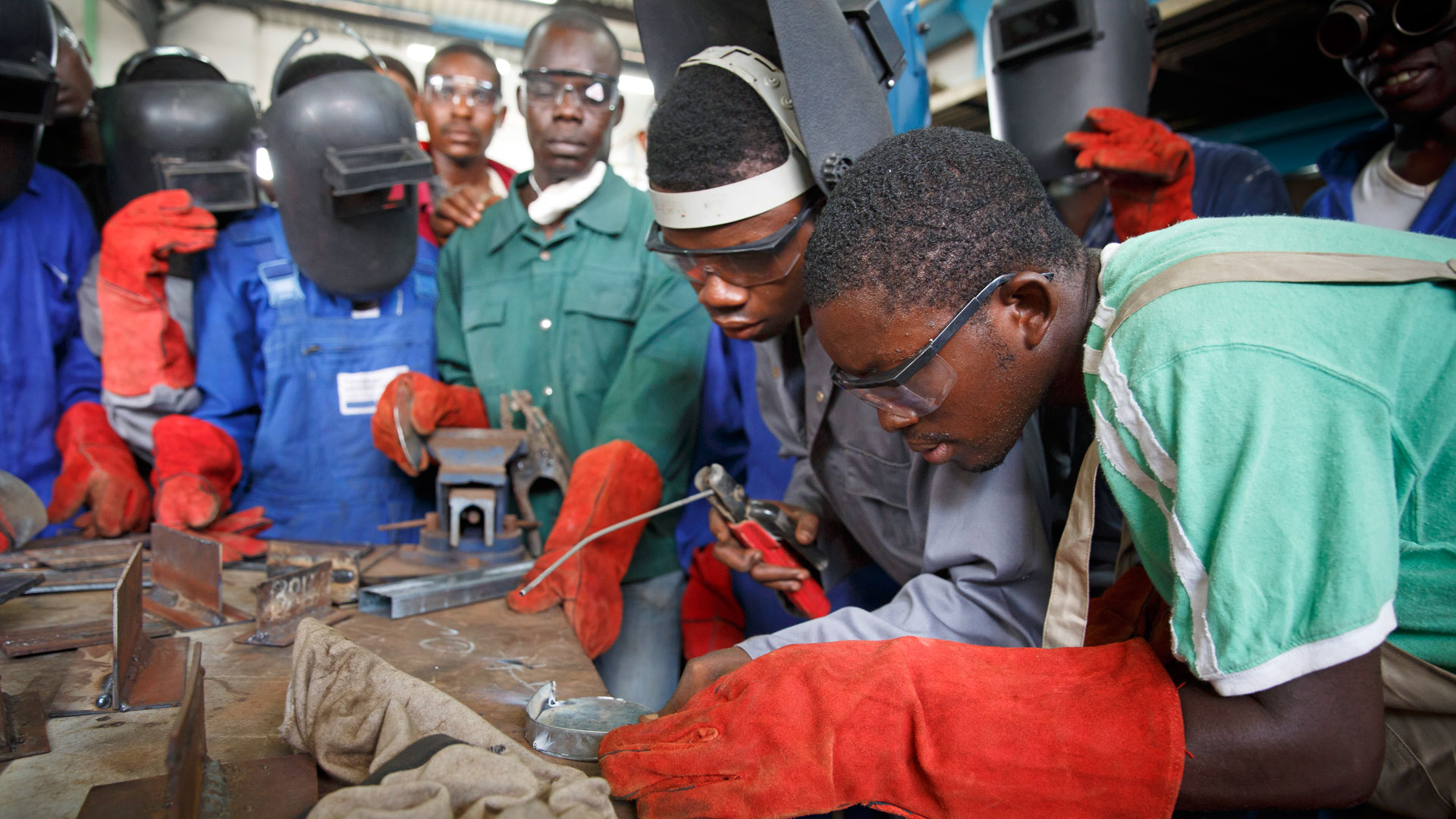 Schüler in der Metallwerkstatt einer Berufsbildungseinrichtung in Accra, Ghana