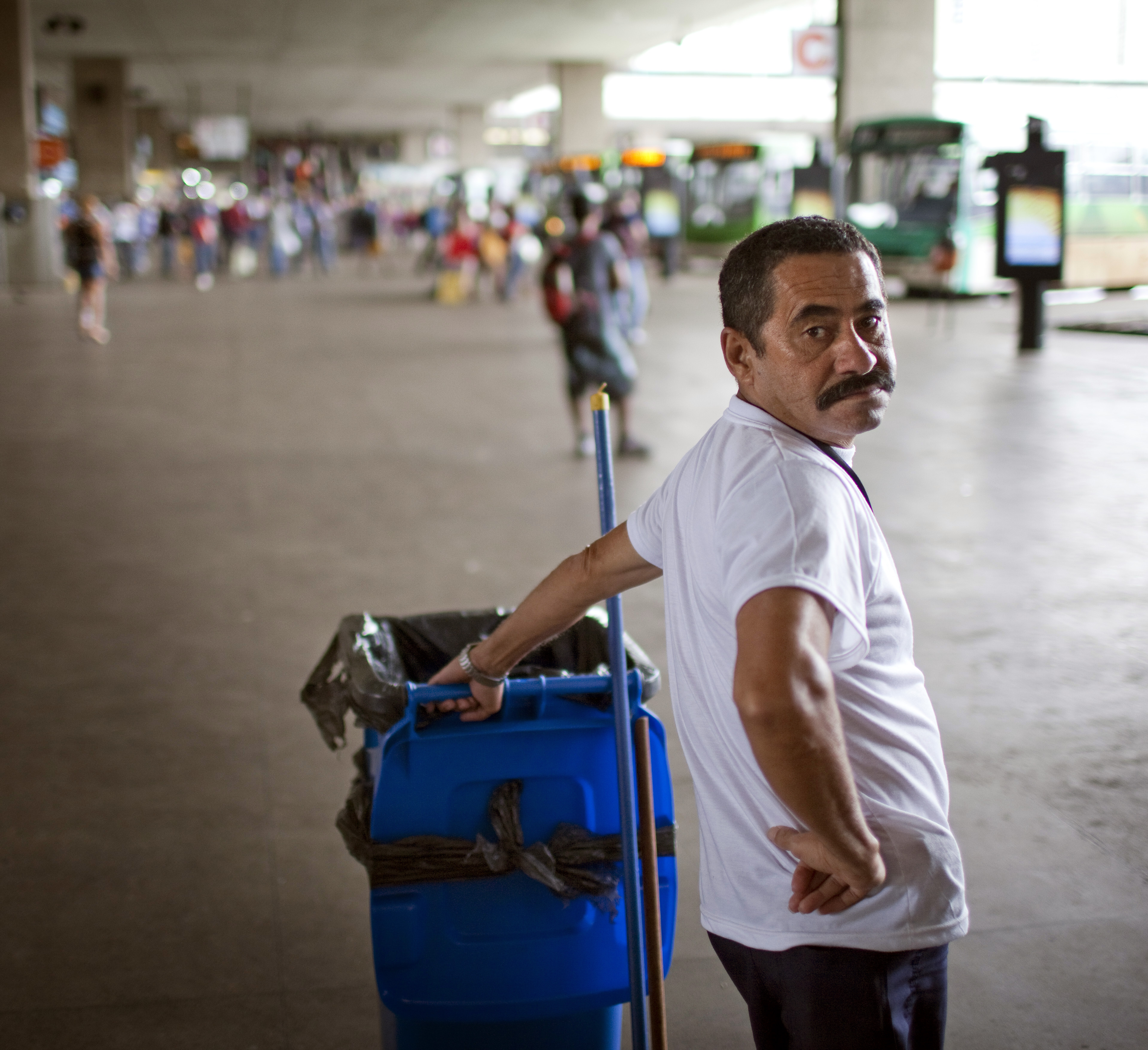 Reinigungskraft am Busbahnhof in Sao Paulo