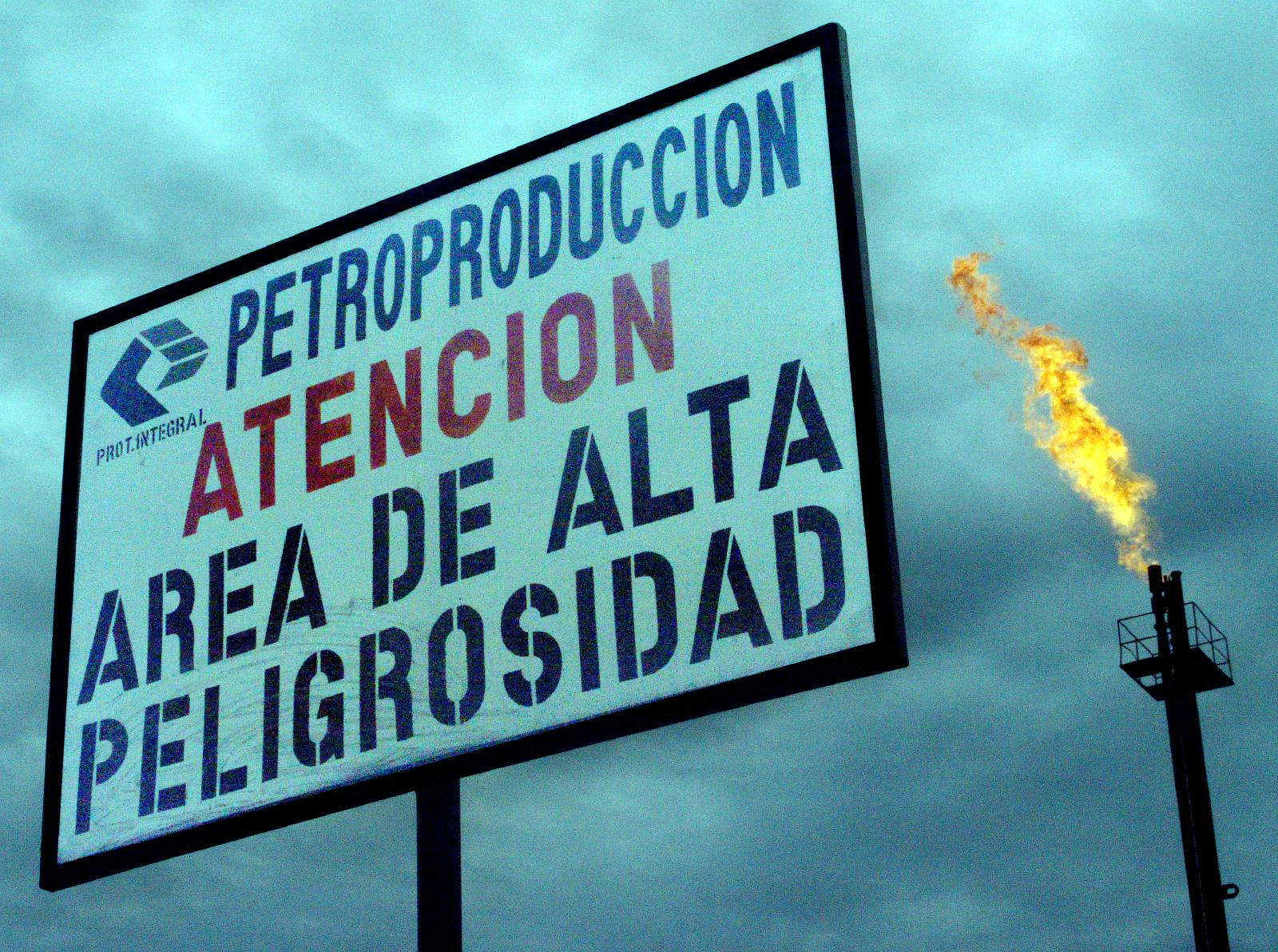 Warnschild in einem Ölfördergebiet in Ecuador