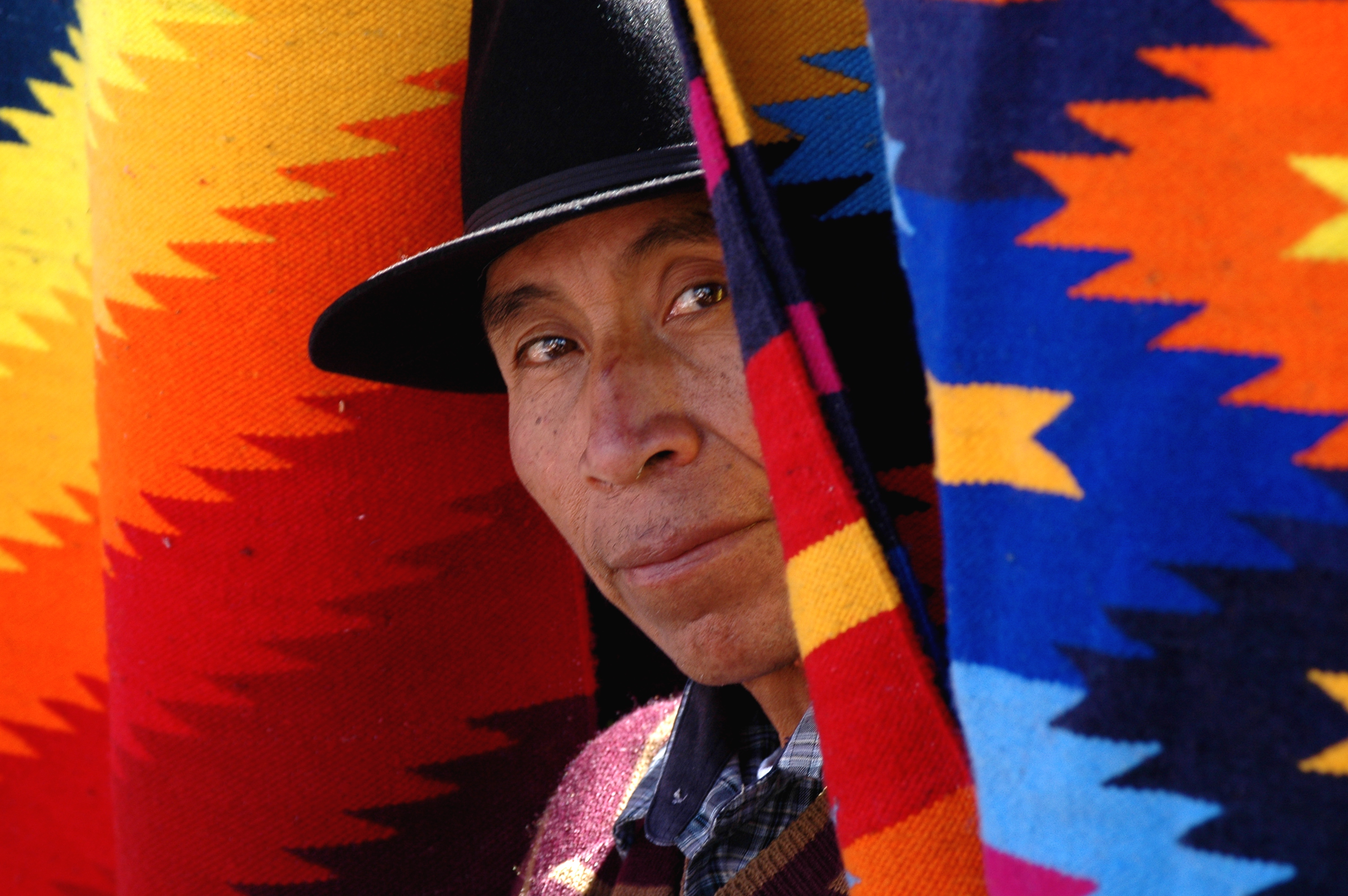 Ein Teppichverkäufer auf dem Markt von Otavalo, Ecuador
