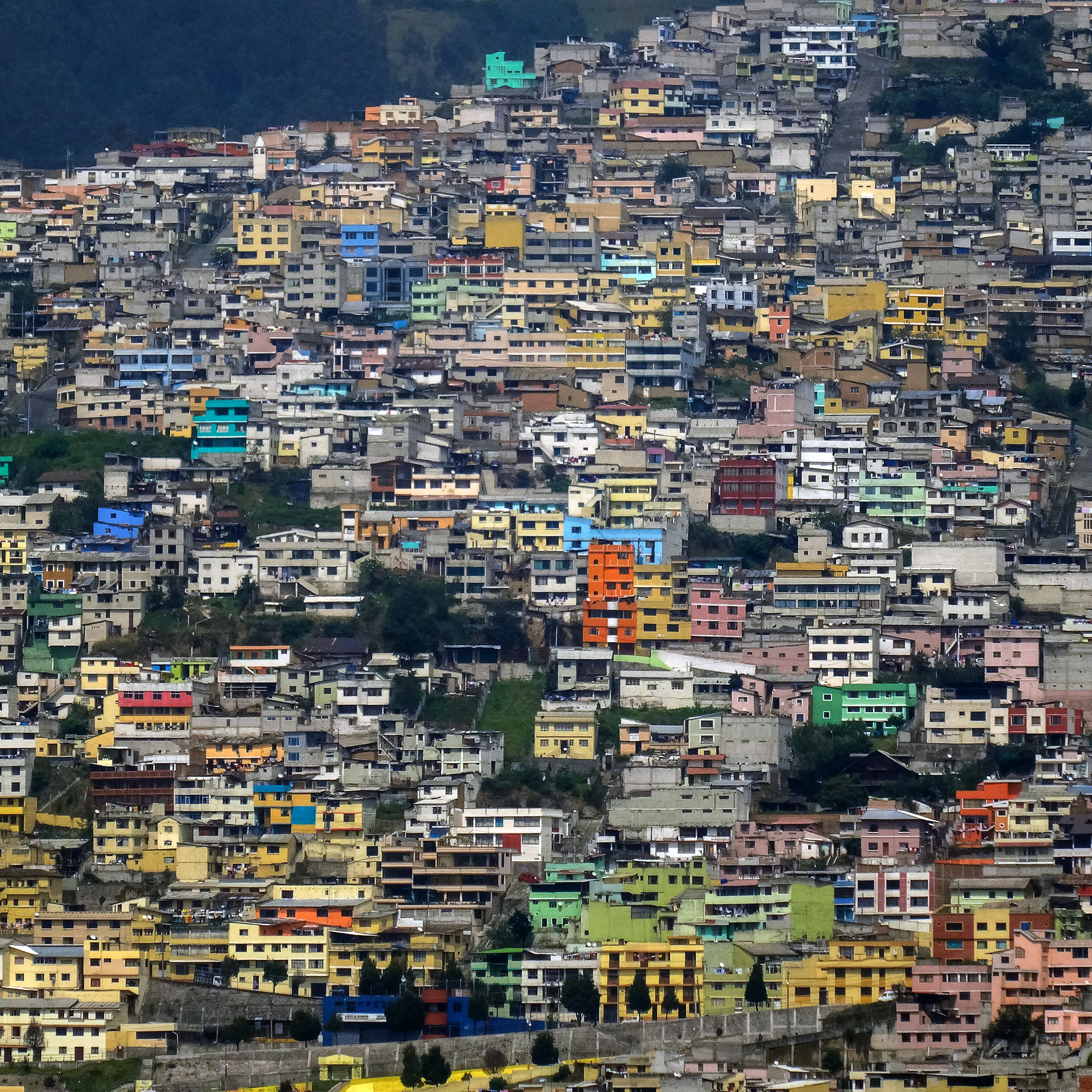 Häuser auf einem Hügel in Quito, Ecuador