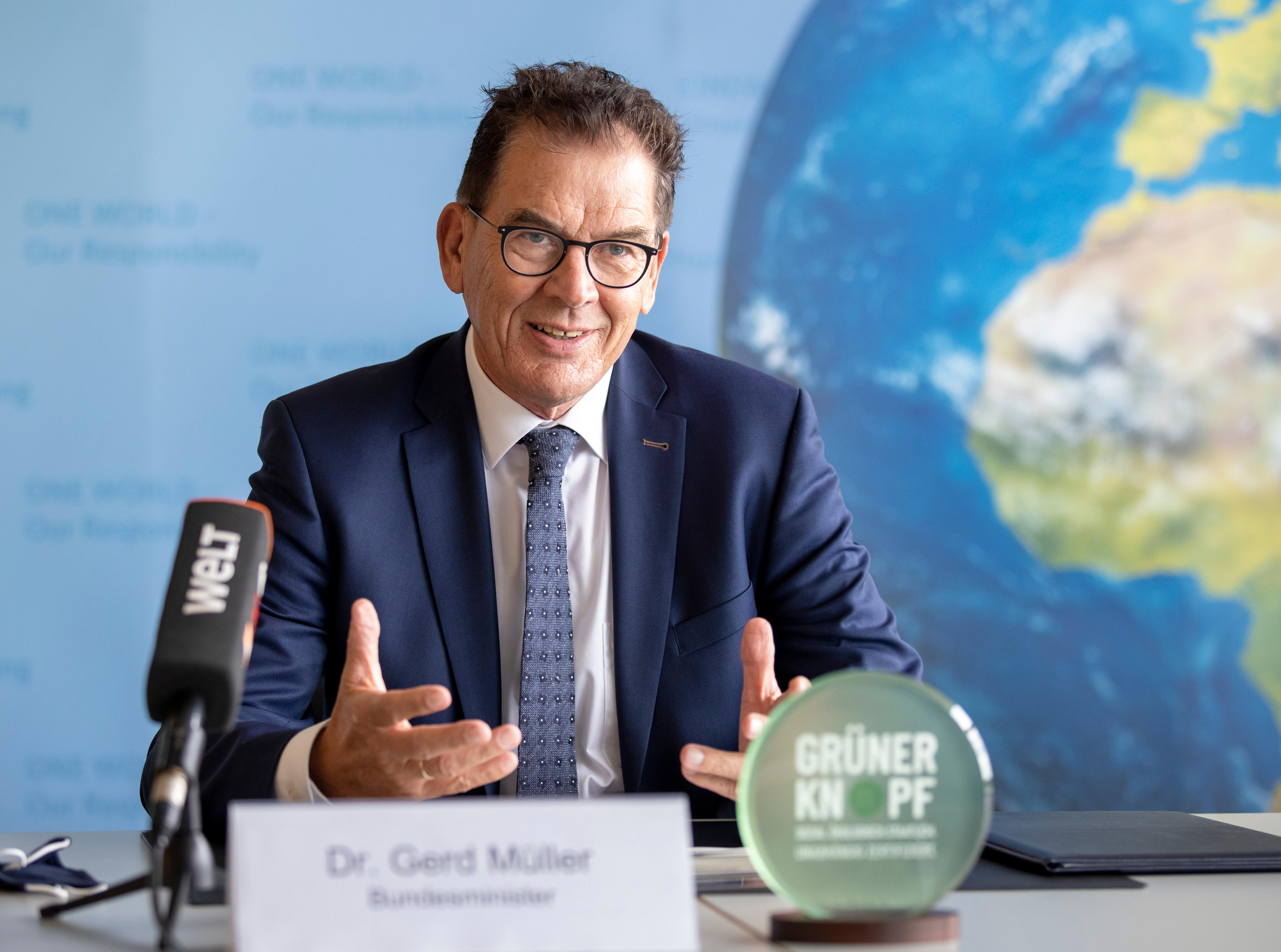 Bun­des­ent­wick­lungs­mi­nis­ter Gerd Mül­ler auf der Pres­se­kon­fe­renz zur Un­ter­zeich­nung ei­ner ge­mein­sa­men Ab­sichts­er­klä­rung von Ca­ri­tas und Dia­ko­nie zur För­de­rung nach­hal­ti­ger Tex­til­be­schaf­fung am 9. Sep­tem­ber 2020