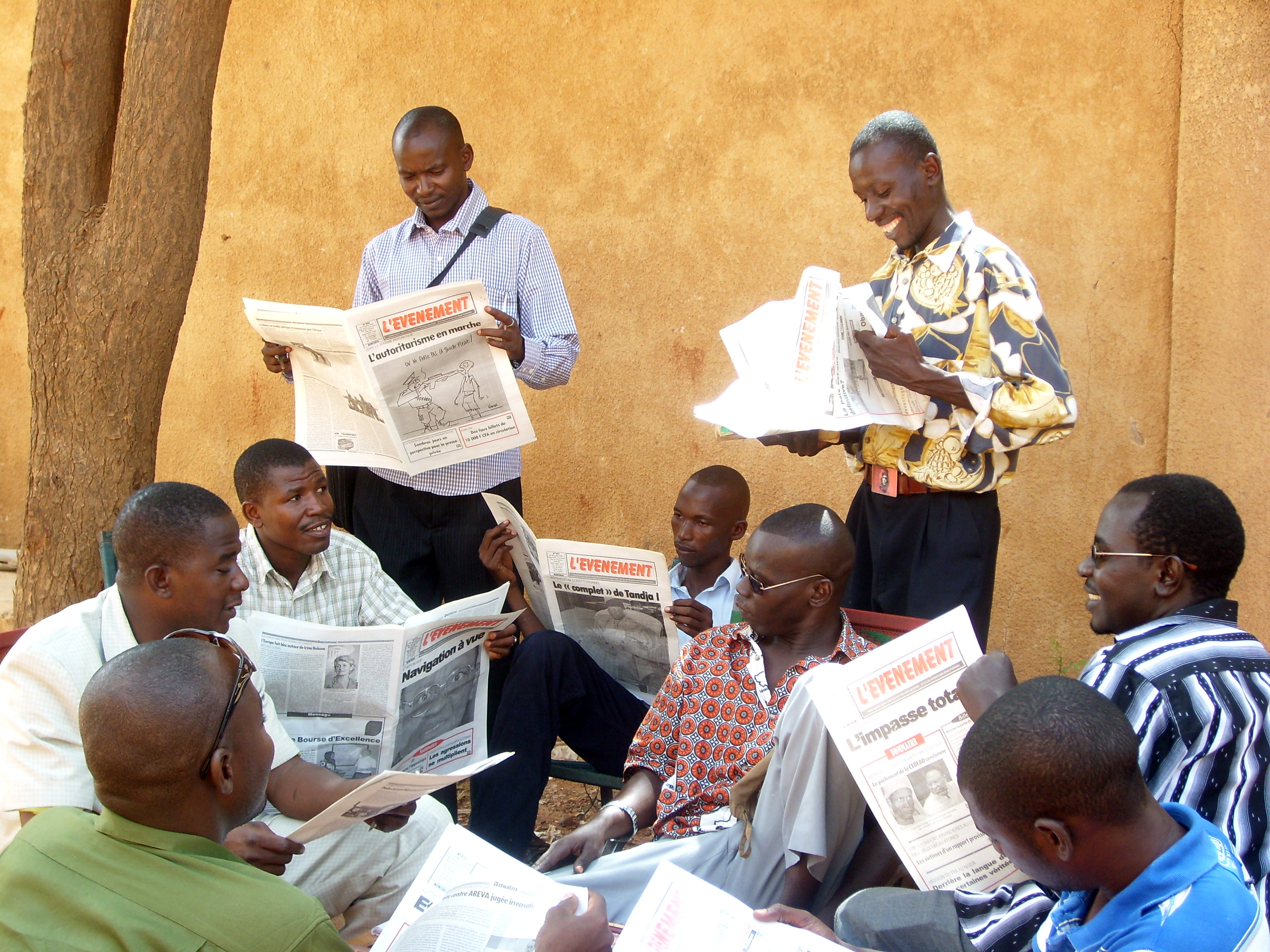 Zeitungslesende Männer in Niamey, Niger