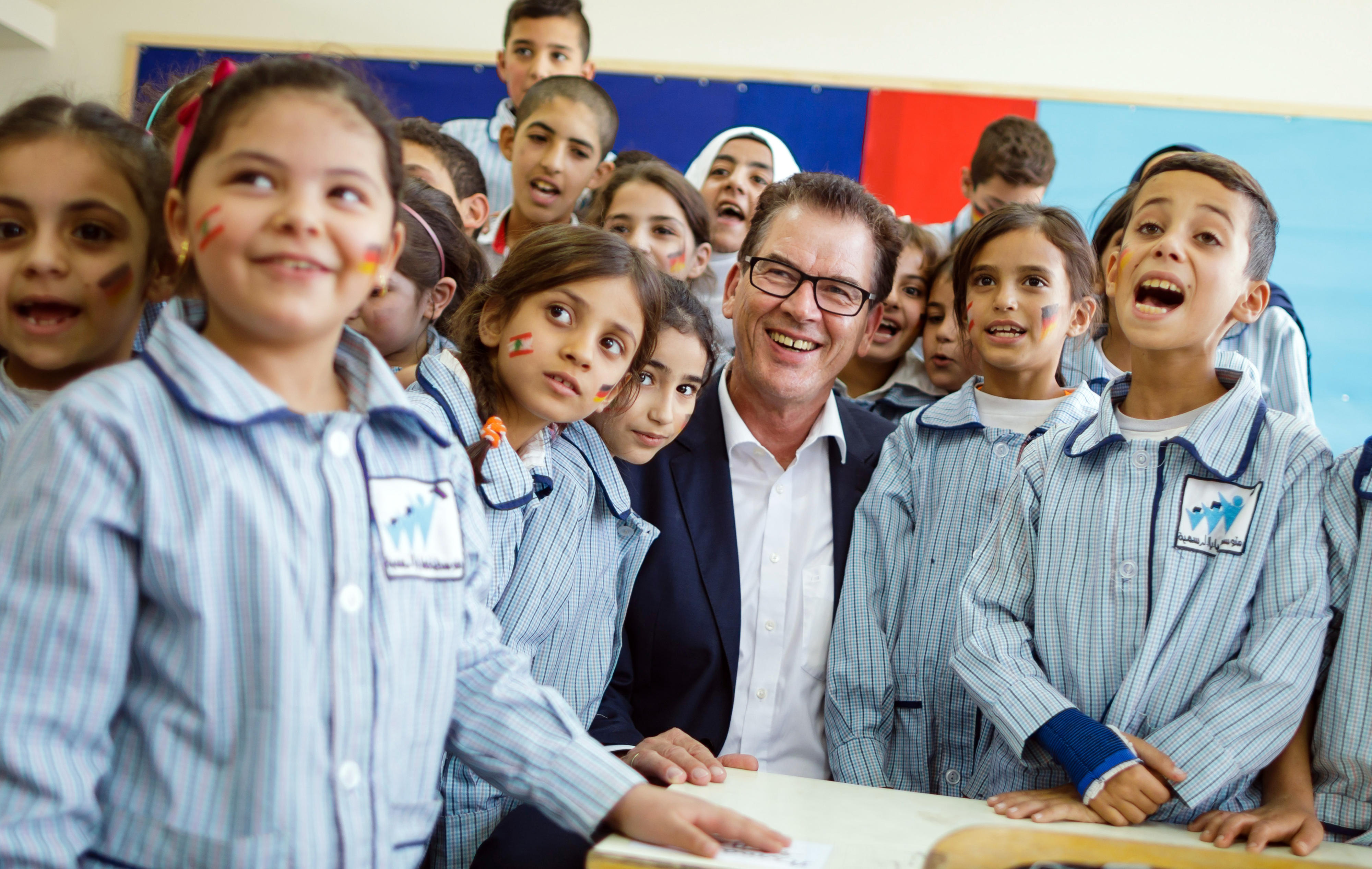 Bundesentwicklungsminister Gerd Müller in einer Schule im Libanon, die mit deutschen Mitteln instandgesetzt wurde. (Foto von Oktober 2016)