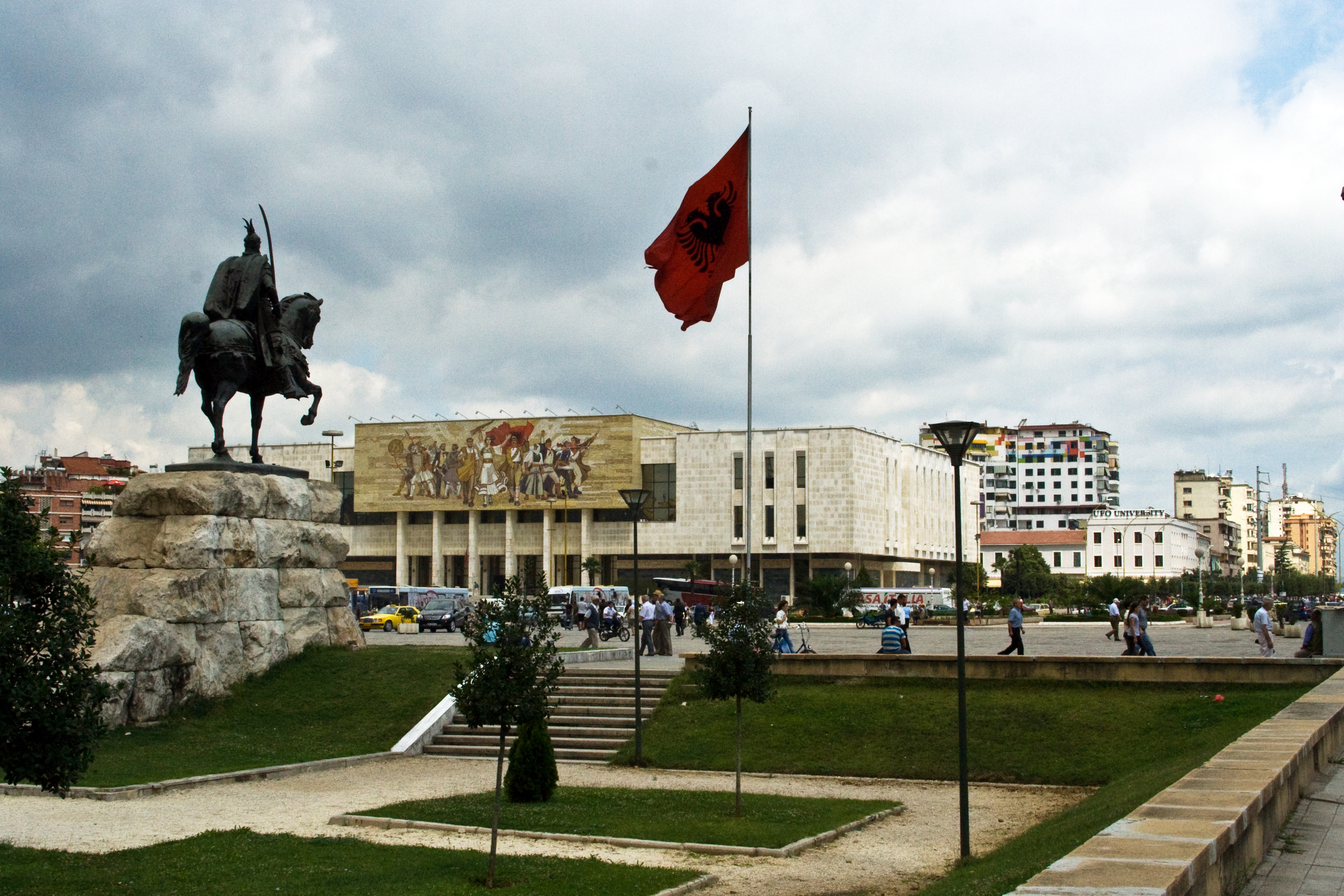 Der Skanderbegplatz mit einer Skulptur des Nationalhelden Skanderbeg und dem Kulturpalast in der albanischen Hauptstadt Tirana