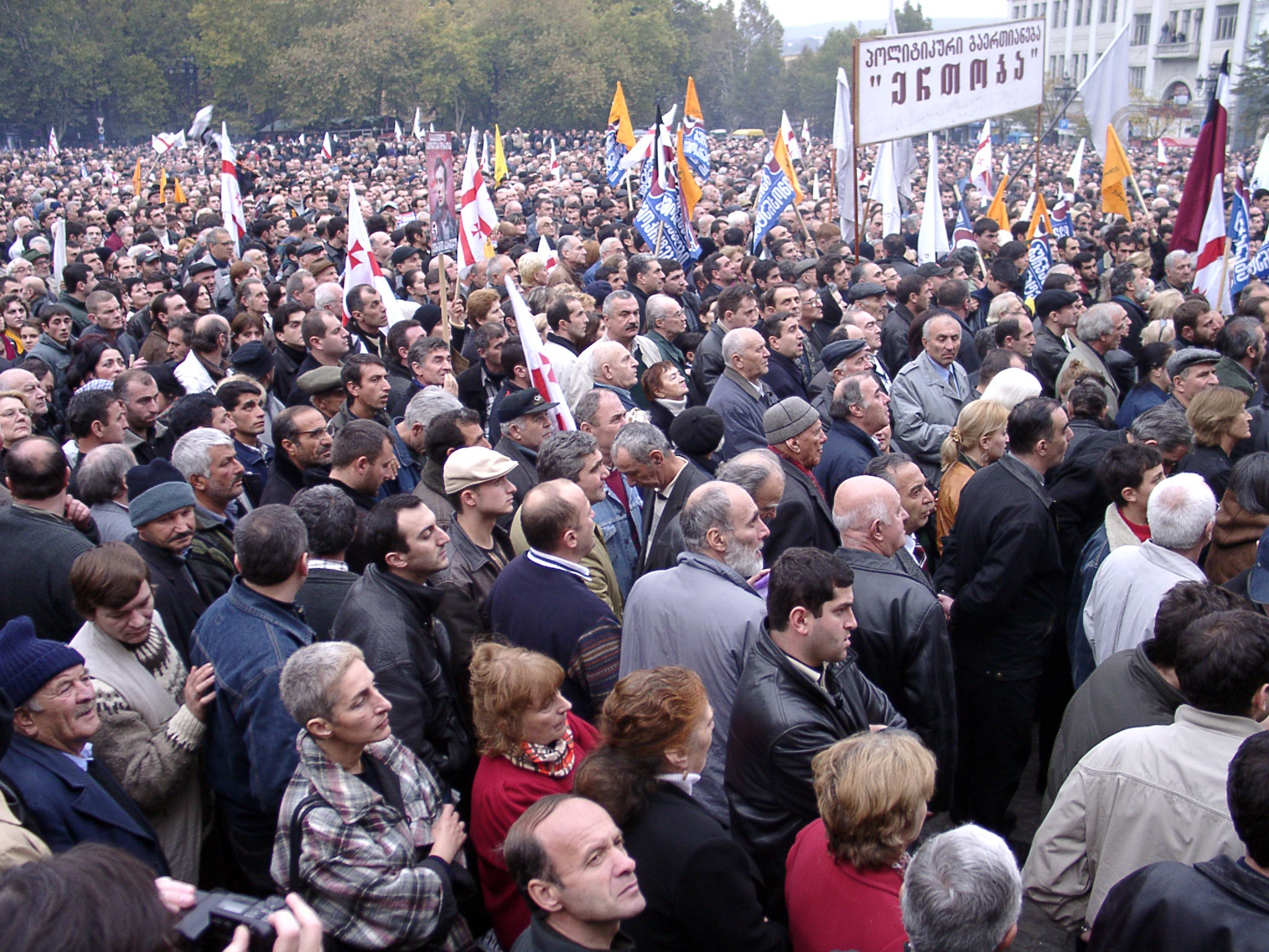 Menschen auf dem Freiheitsplatz der georgischen Hauptstadt Tiflis während der Rosenrevolution im Oktober 2003 