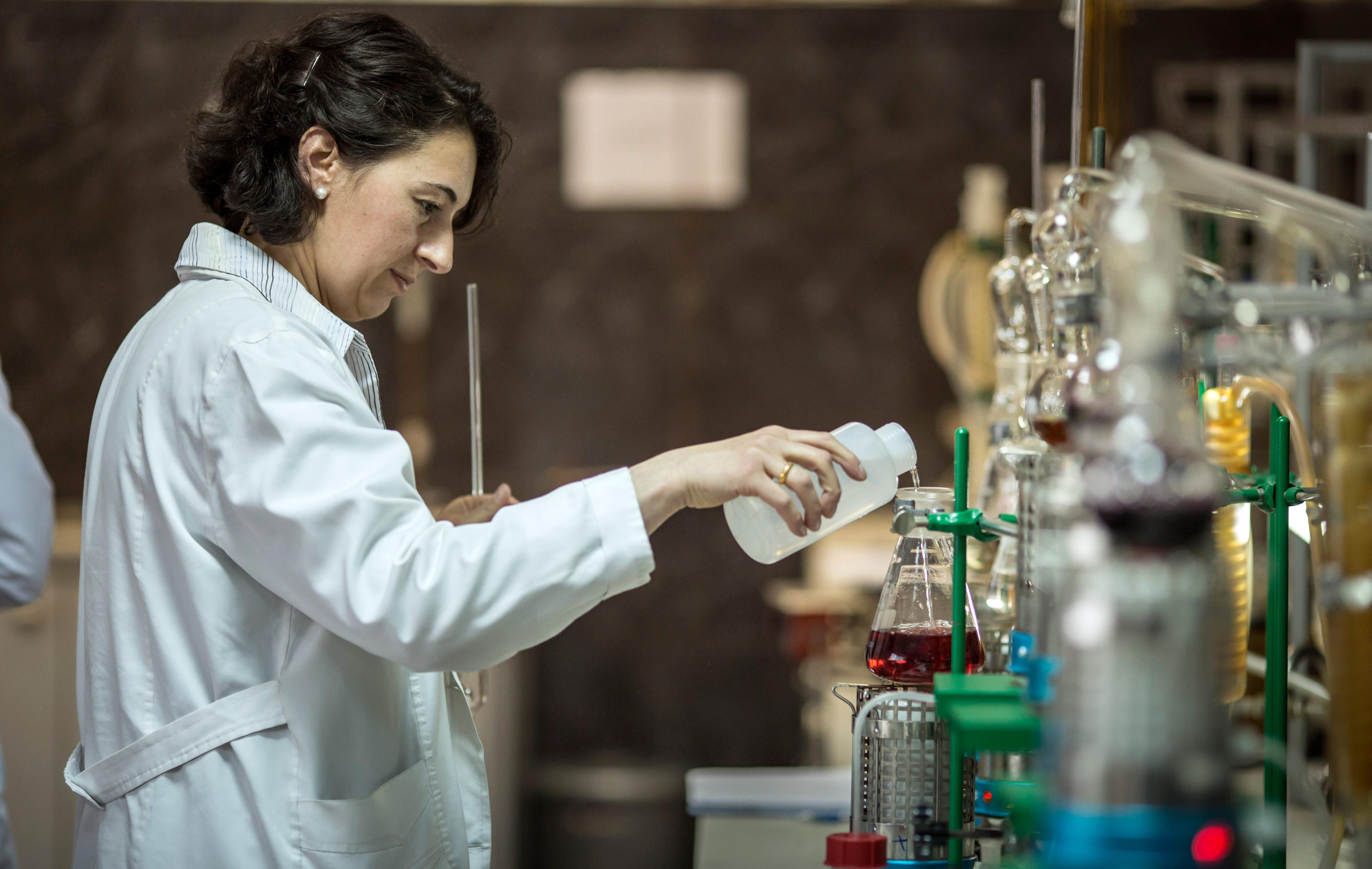 Eine Mitarbeiterin eines Labors in Tiflis bei der Qualitätsprüfung eines georgischen Weins