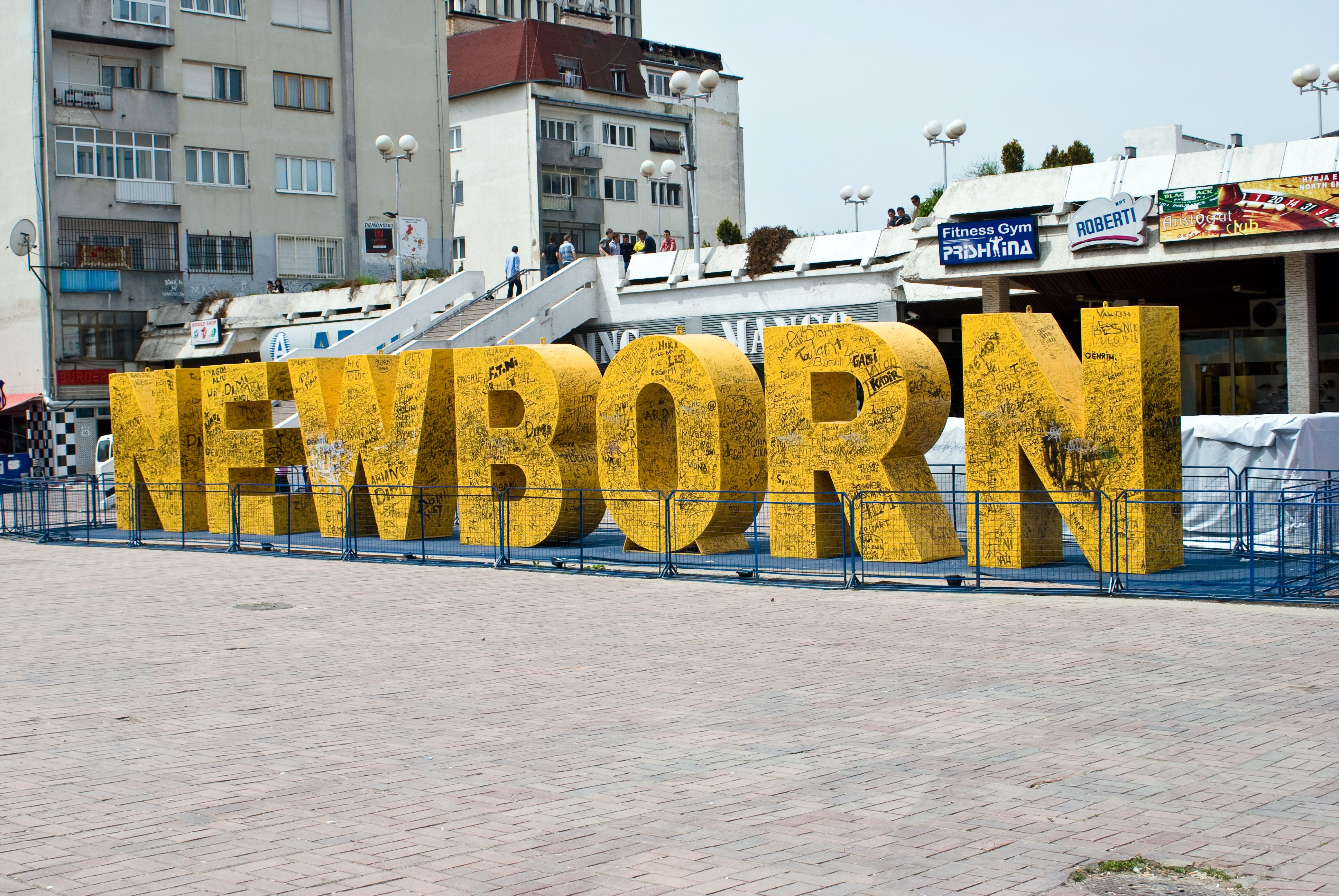 Denkmal in Pristina, das anlässlich der Unabhängigkeit Kosovos 2008 enthüllt wurde.