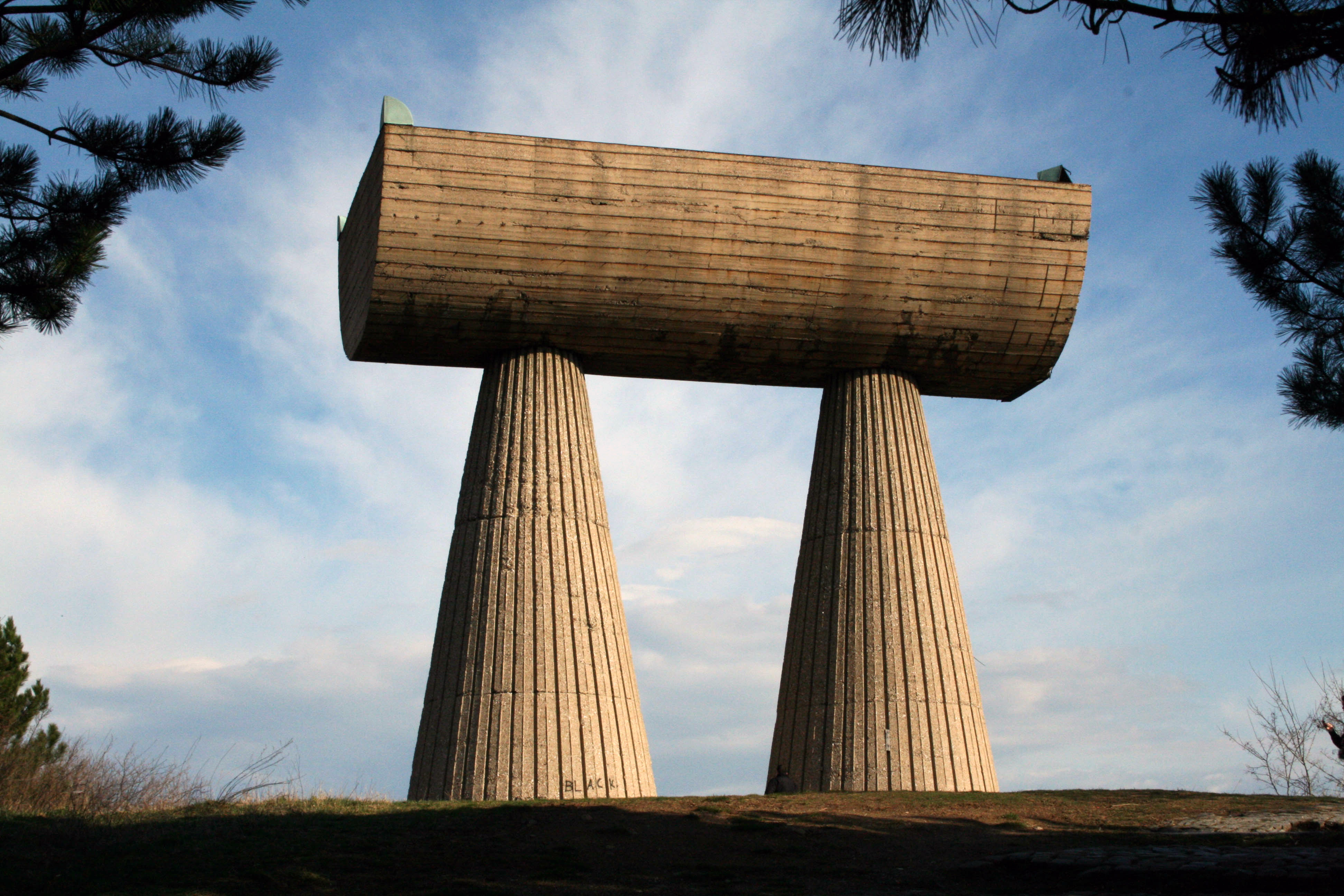 Das "Monument der serbischen und albanischen Partisanen" in Mitrovica, Kosovo, erinnert an die im Zweiten Weltkrieg umgekommenen Partisanen und ist ein Wahrzeichen der Stadt.
