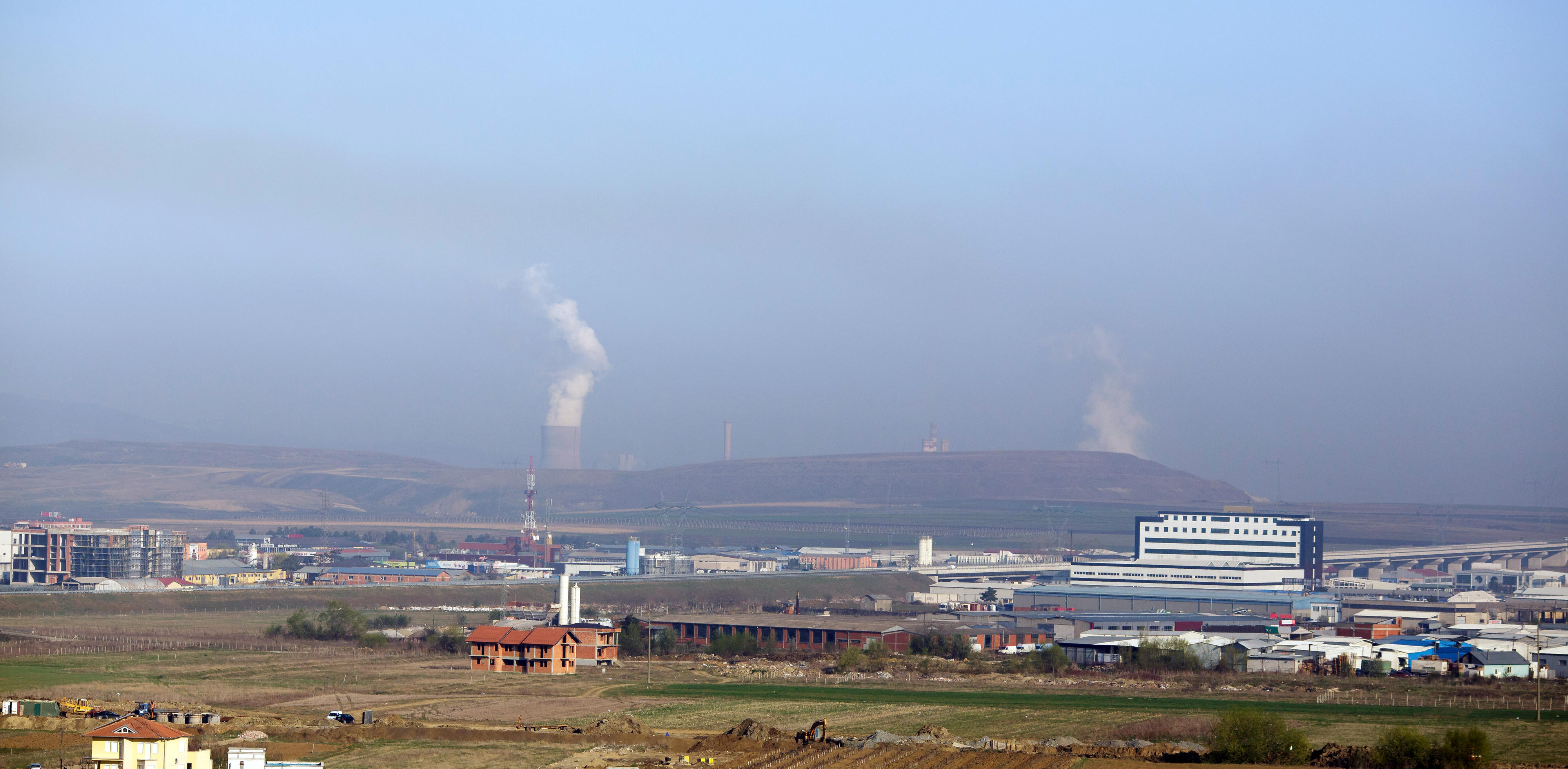 Blick auf ein Kohlekraftwerk bei Pristina, Kosovo