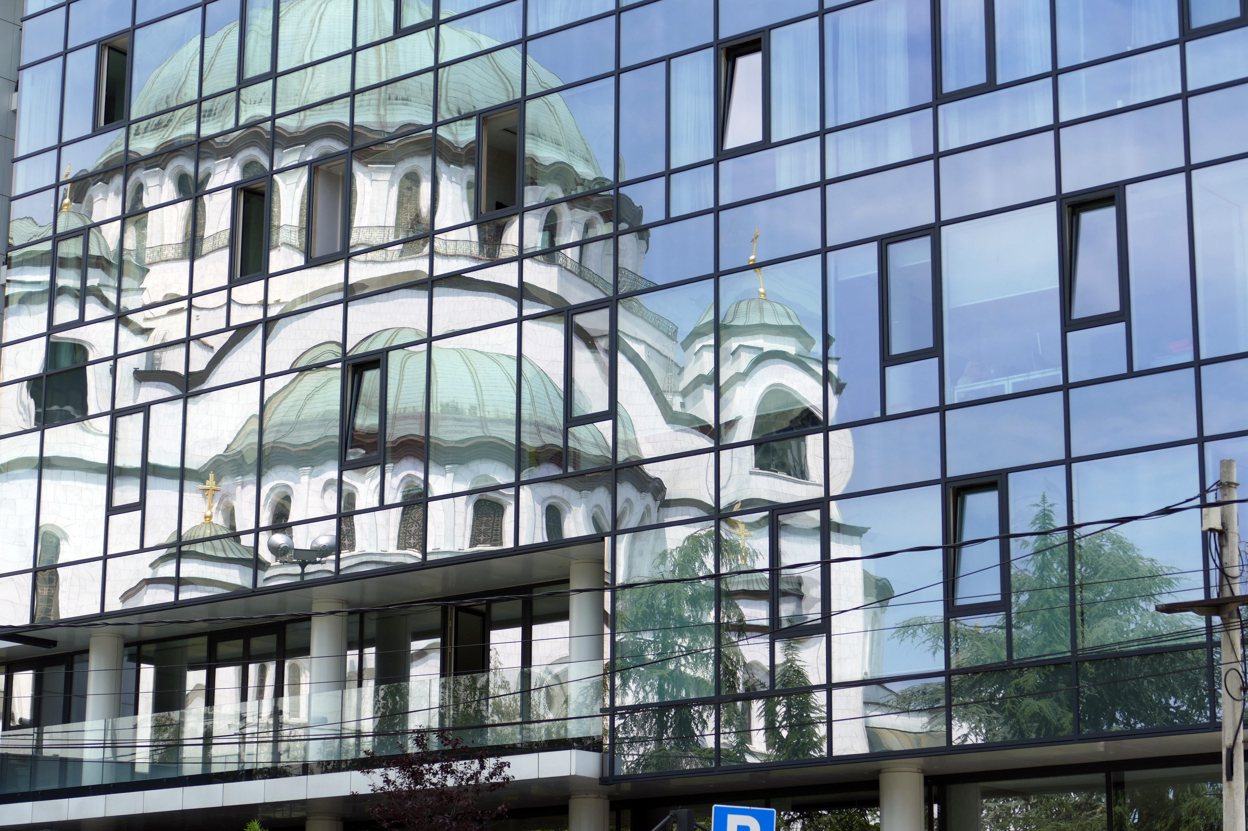 Spiegelung des Doms des Heiligen Savas in Belgrad, Serbien