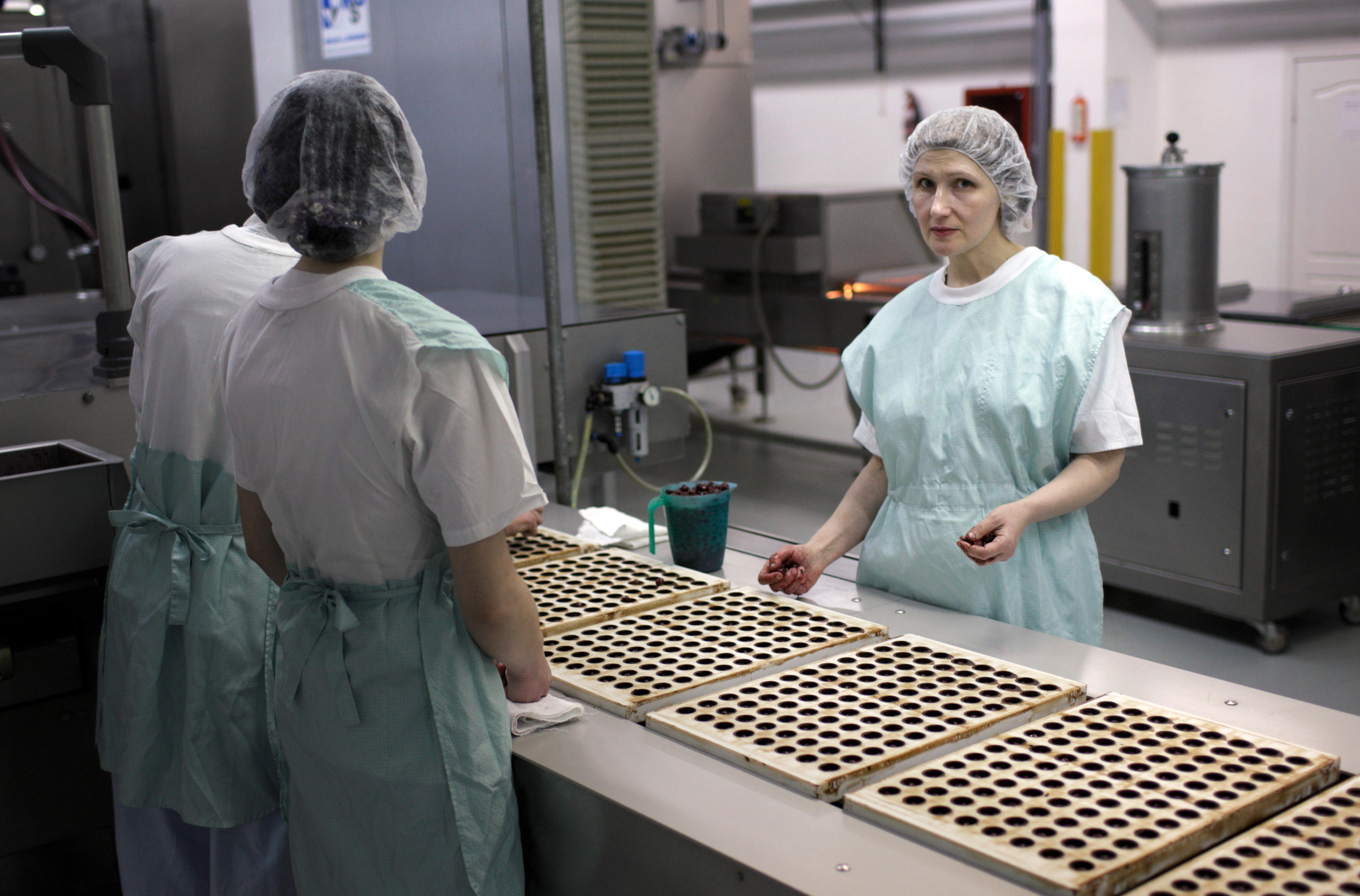 Mitarbeiterinnen in einer ukrainischen Schokoladenfabrik