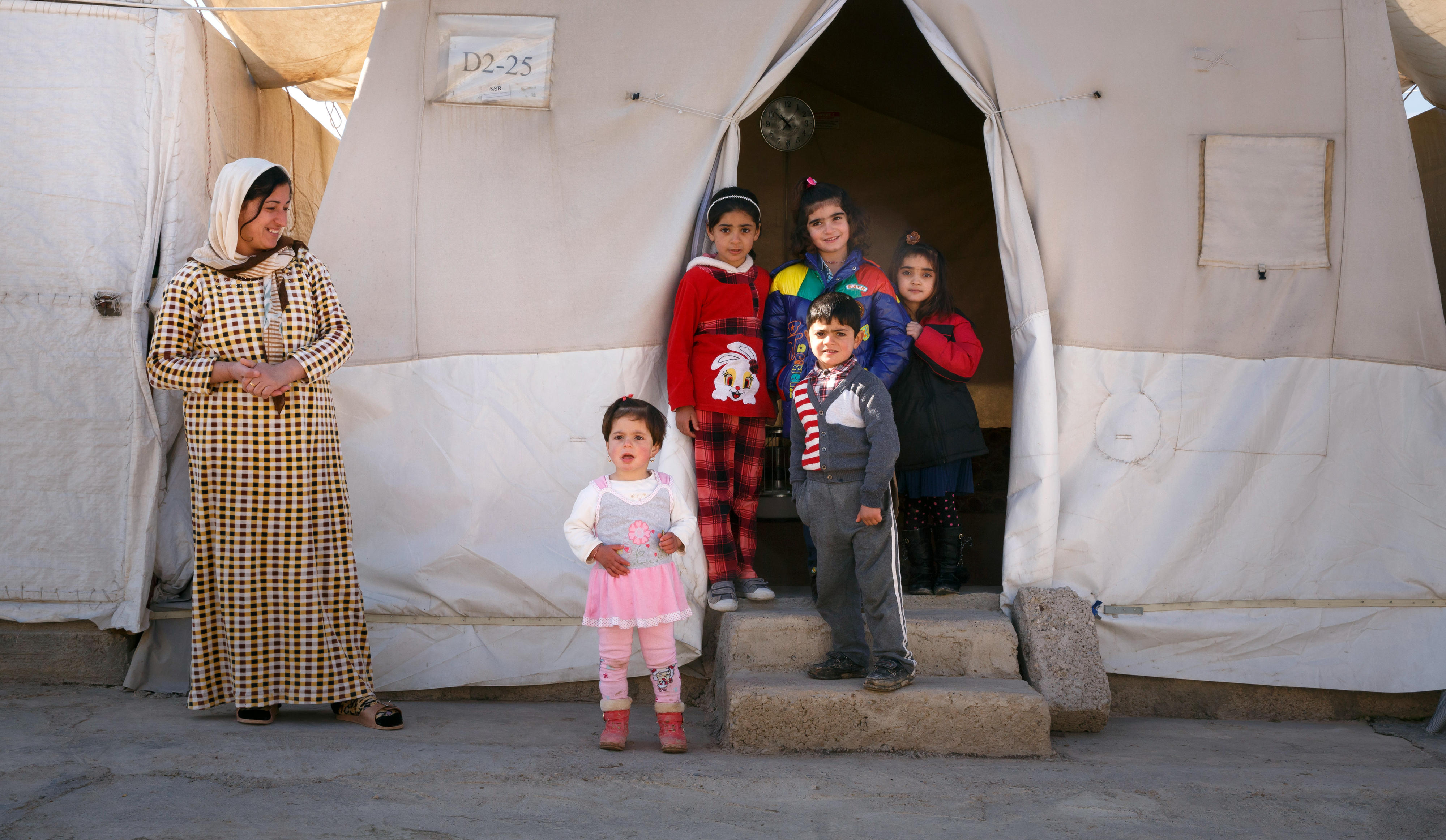 Eine Familie im Flüchtlingscamp Shariya, einer Unterkunft für jesidische Binnenflüchtlinge in Dohuk, Kurdistan-Irak
