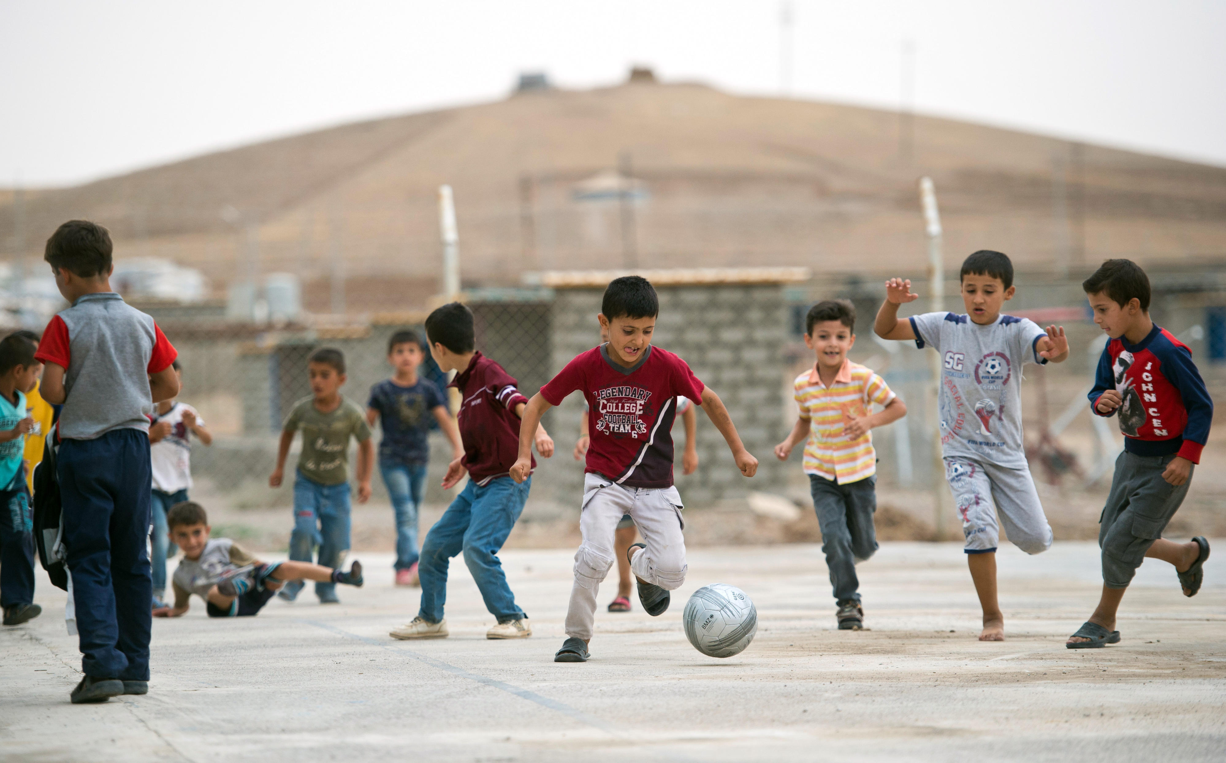 Kinder spielen Fußball im UNHCR-Camp Kawergosk für syrische Flüchtlinge in der Region Kurdistan-Irak,