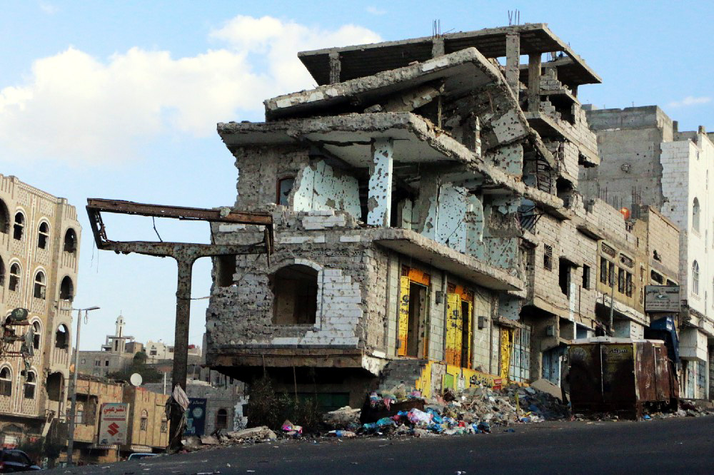 Ein zerstörtes Gebäude in der jemenitischen Großstadt Taiz