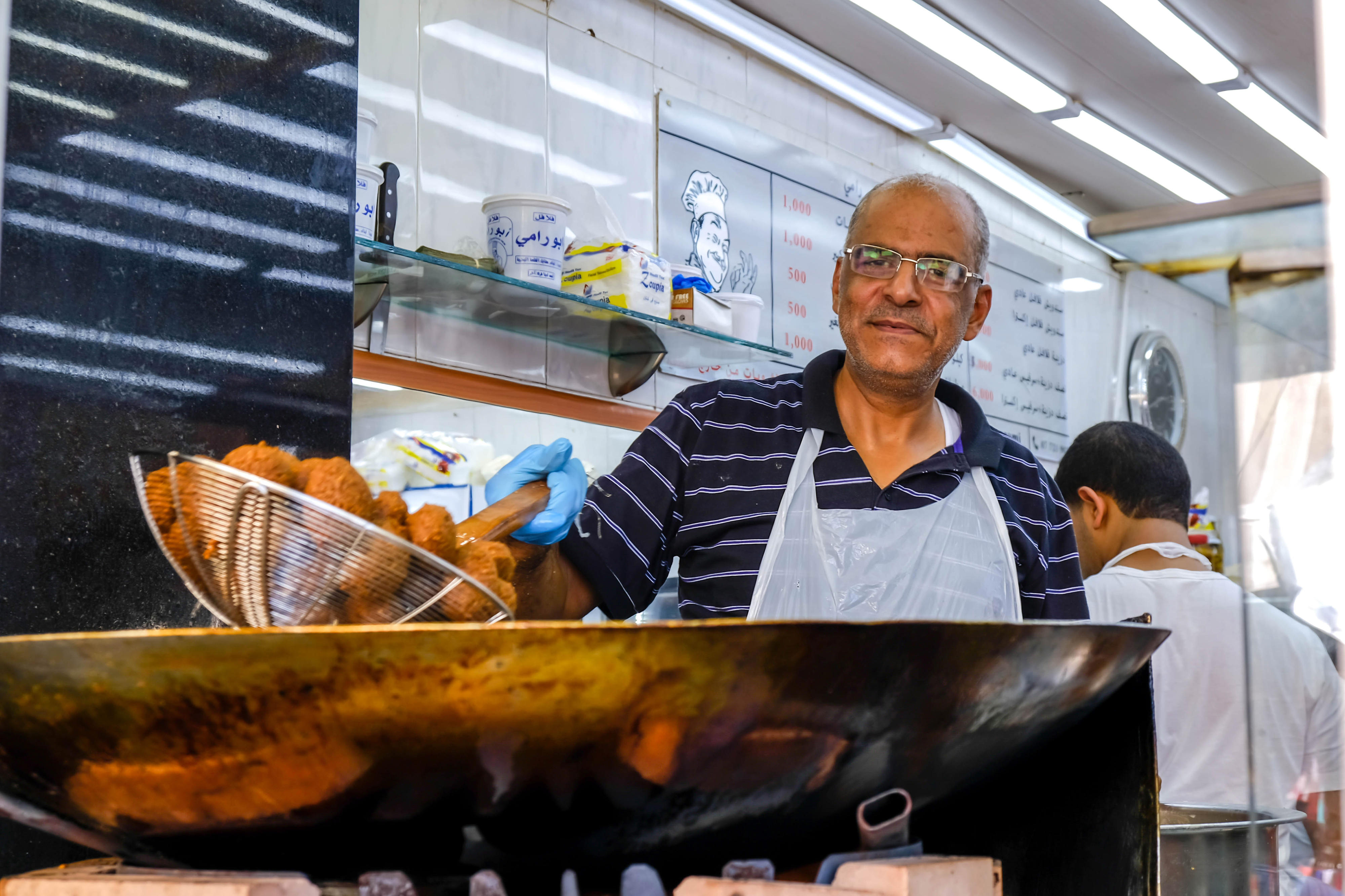 Falafelstand an der Schnellstraße in Saida, Libanon